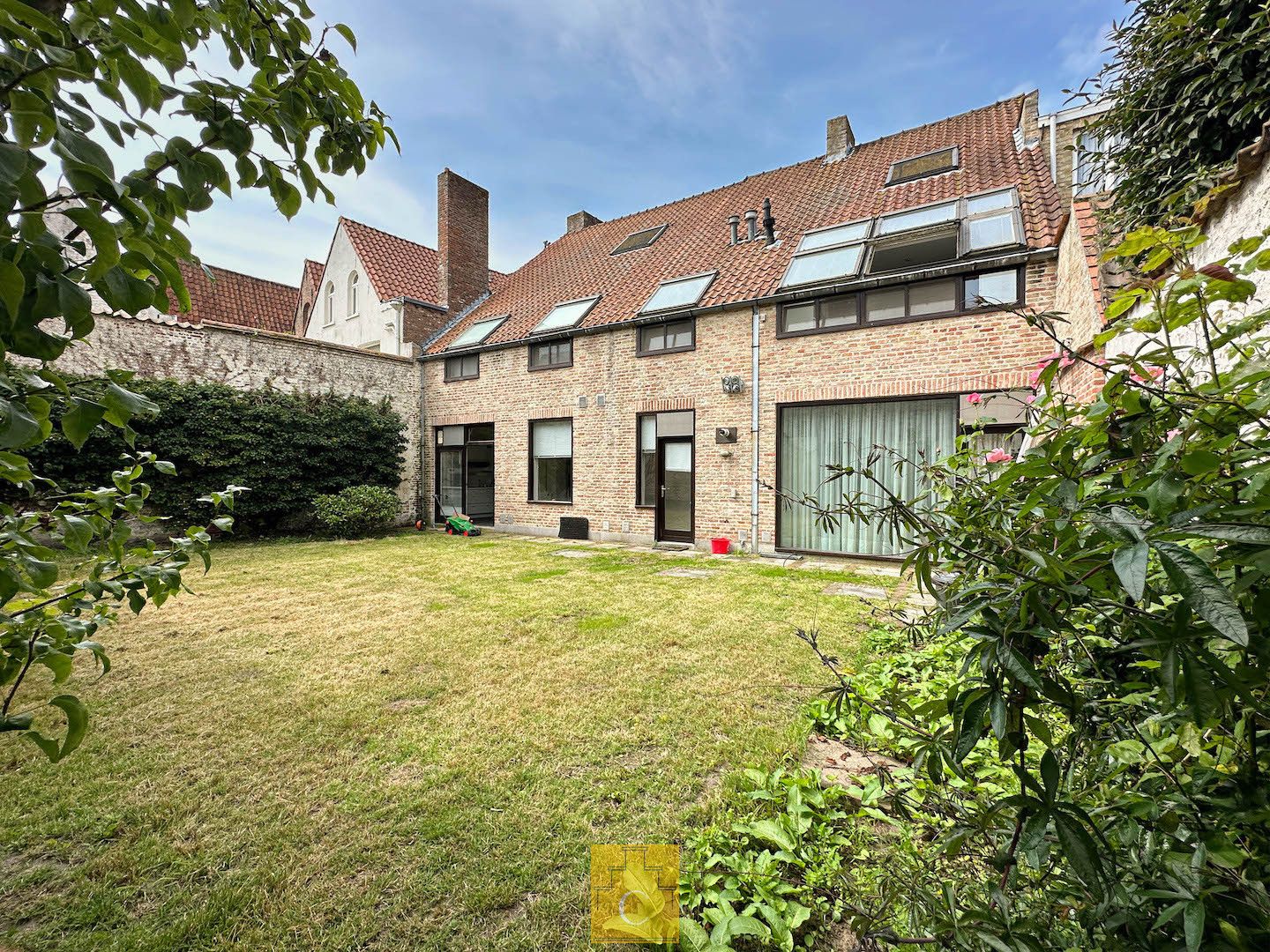 Breedhuis op een schilderachtige en stille ligging in het hart van de binnenstad, met flinke garage en grote stadstuin foto 3