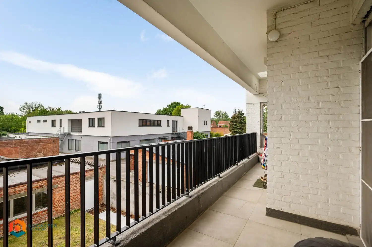 Ruim 2 slaapkamer app met terras en garage foto 8