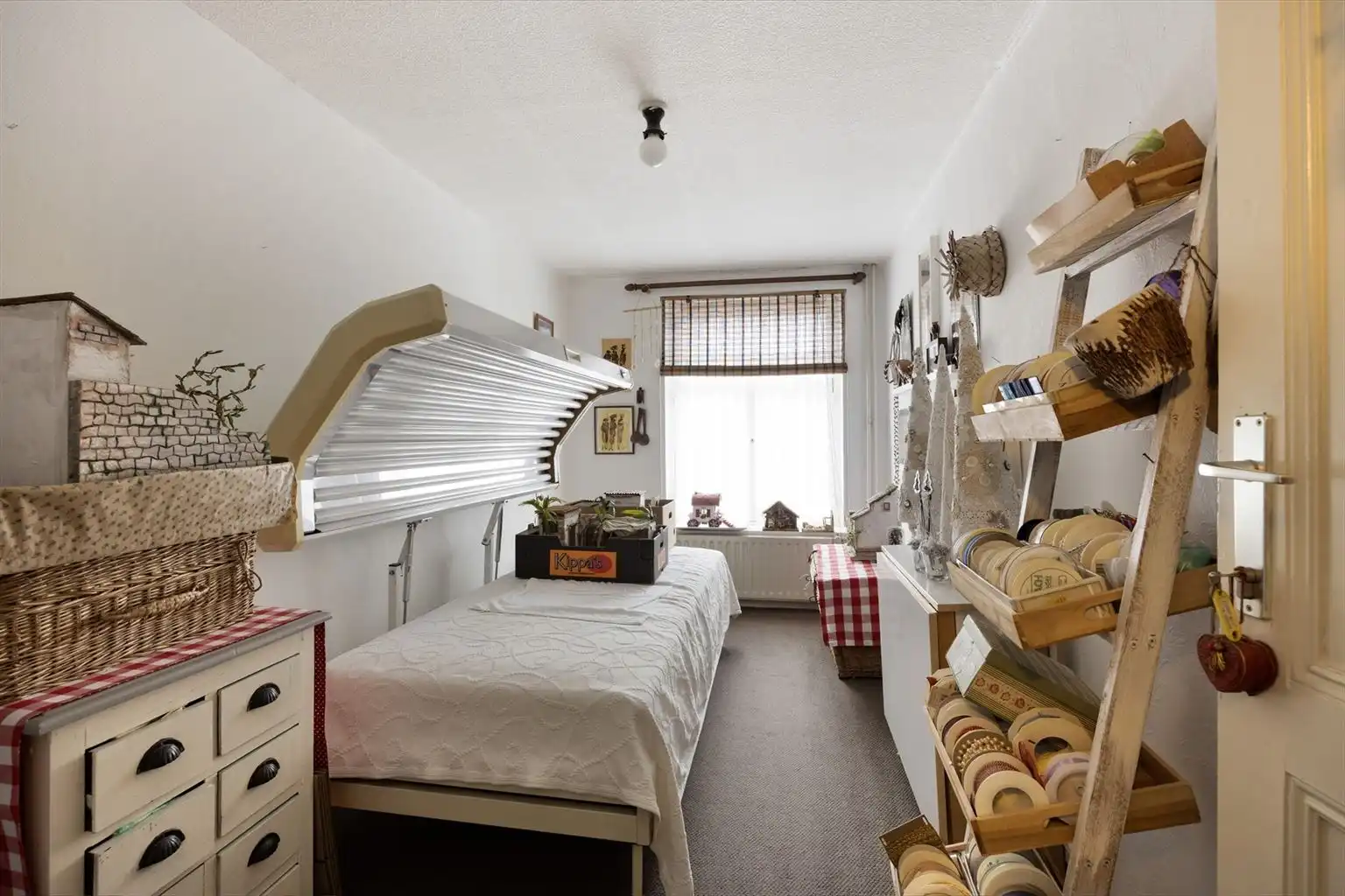 Prachtige karaktervolle stadswoning voorzien van 6 slaapkamers, ruime buitenkoer en vrijstaande garage in het centrum van Maaseik.  foto 27