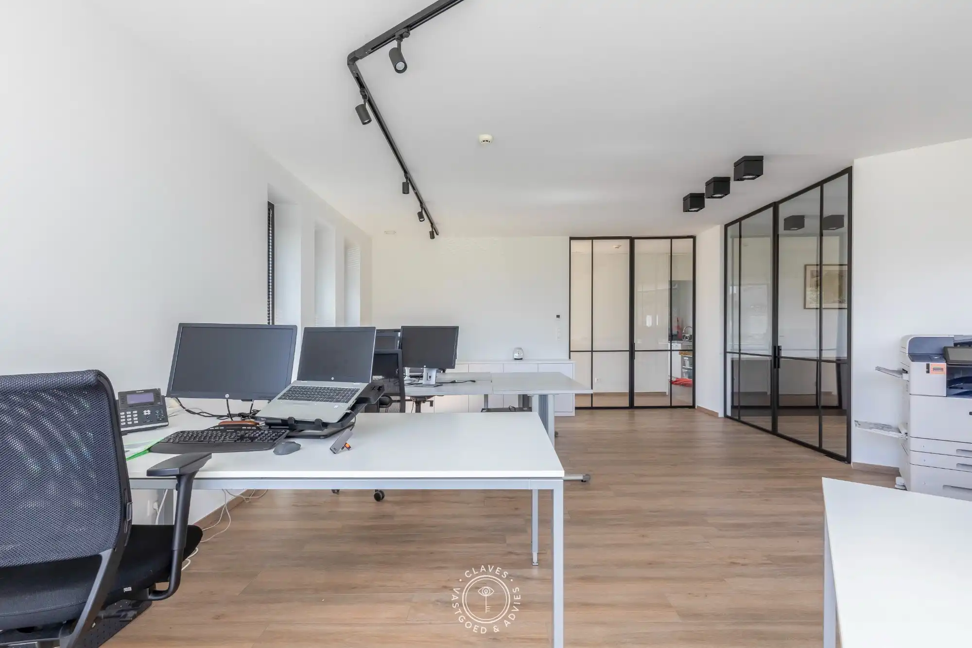 Modern kantoorgebouw met verhuurd appartement op uitstekende zichtlocatie in Belsele foto 8