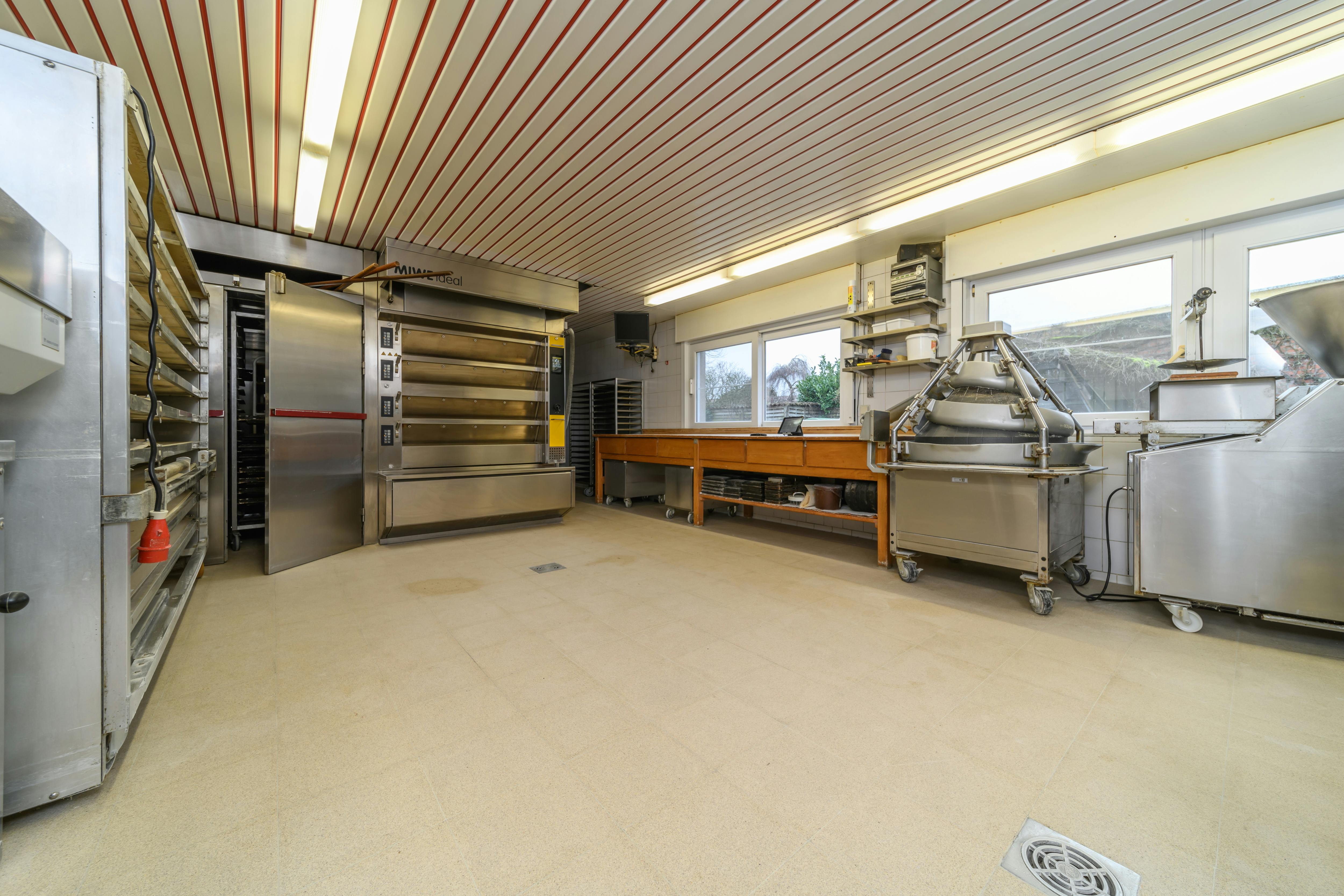 Huis met winkel, atelier en garages te koop in regio Diksmuide foto 7