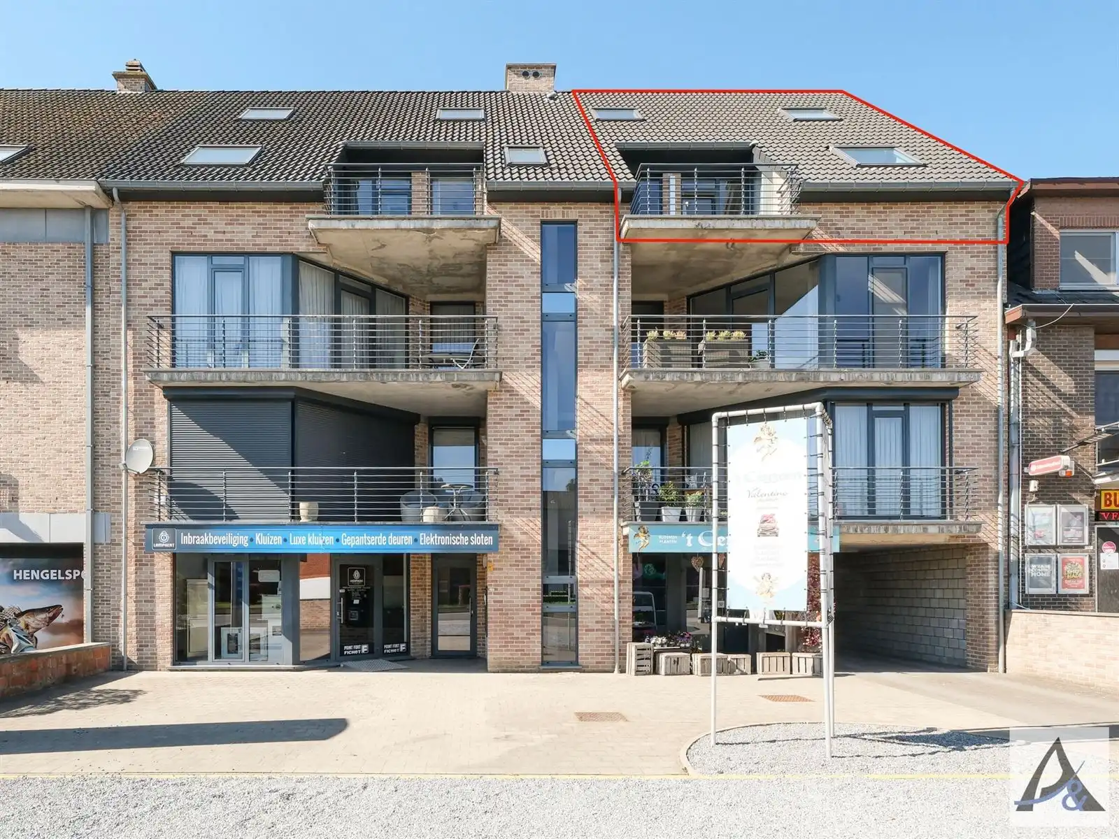 Ruim duplex appartement met terras en 3 slaapkamers in Diepenbeek. foto {{pictureIndex}}