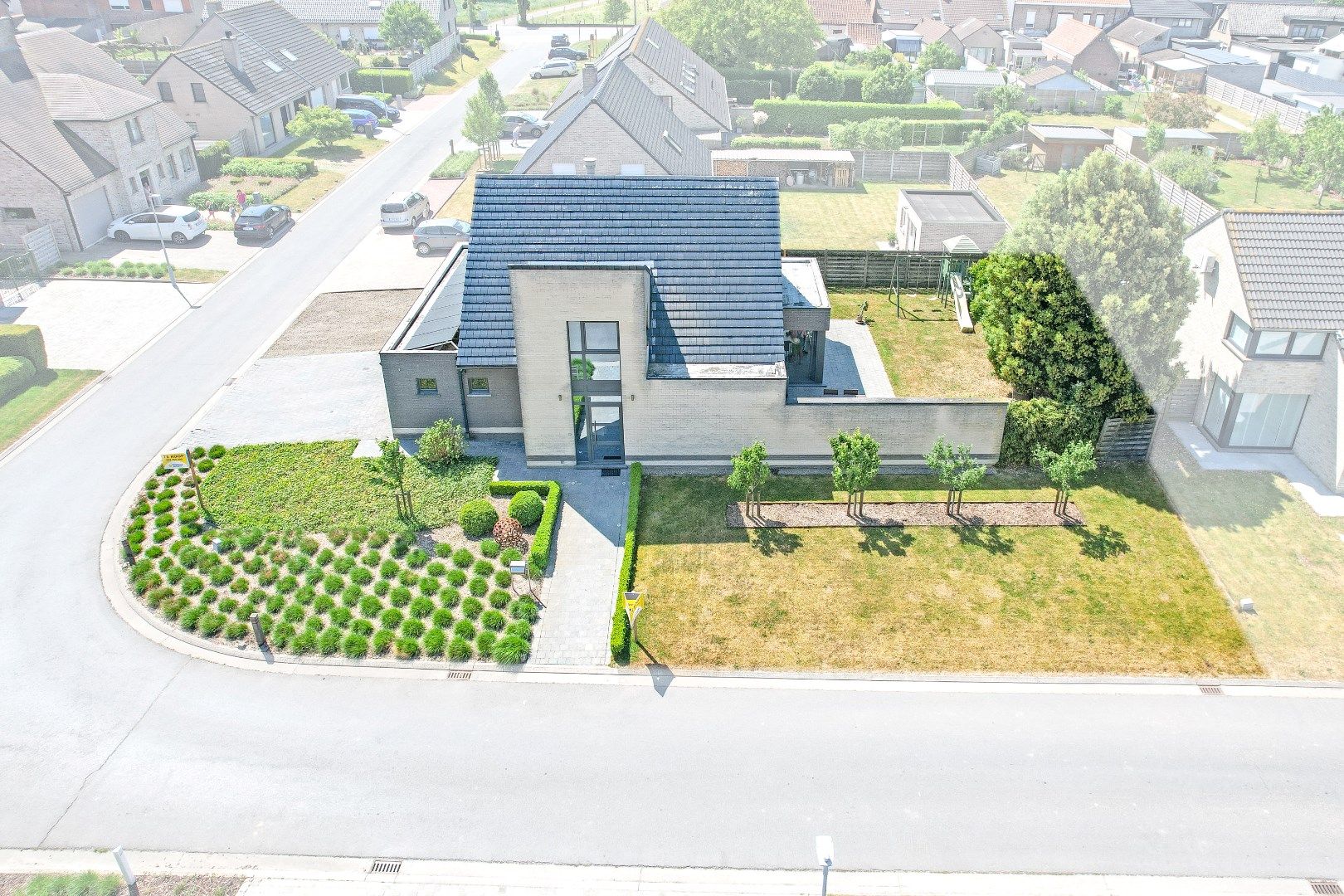 Ruime en lichtrijke villa te rustige woonwijk. foto {{pictureIndex}}