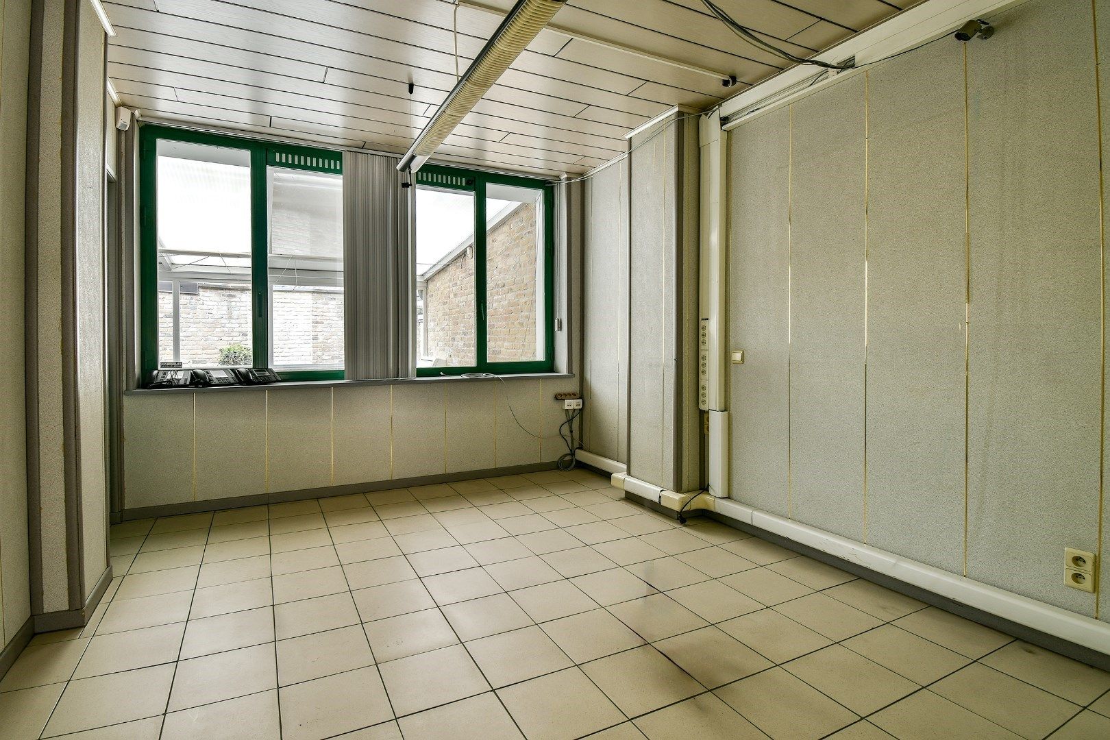 Commerciële handelsruimte/ kantoor / praktijkruimte met garage in het centrum van Lichtervelde! foto 5