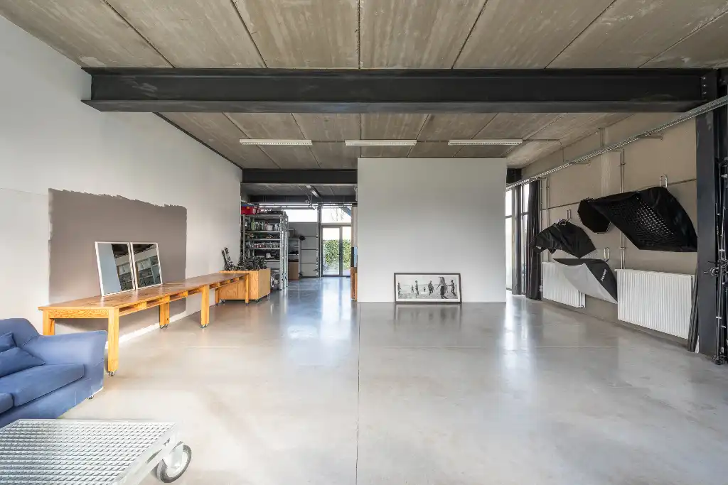Verkoop via aandelen: Karaktervol atelier, kantoor en/of opslagruimte van ca. 300 m² in Sint-Amandsberg foto 2