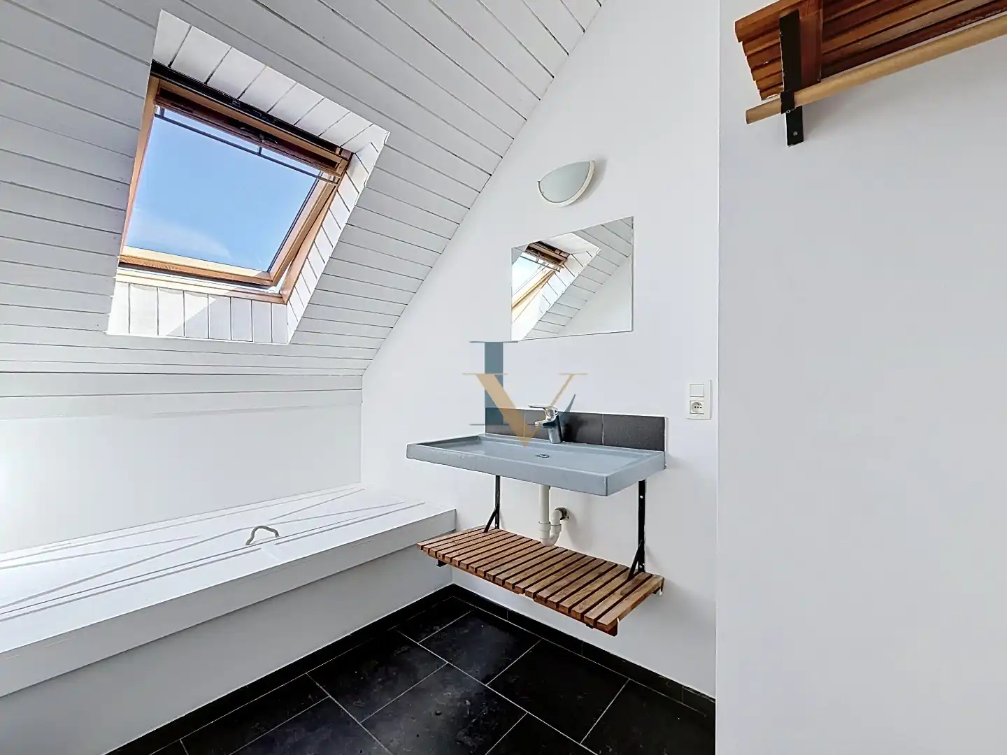 Instapklaar duplex appartement met 2 slpk. en 2 bdks. en mooi terras. foto 25