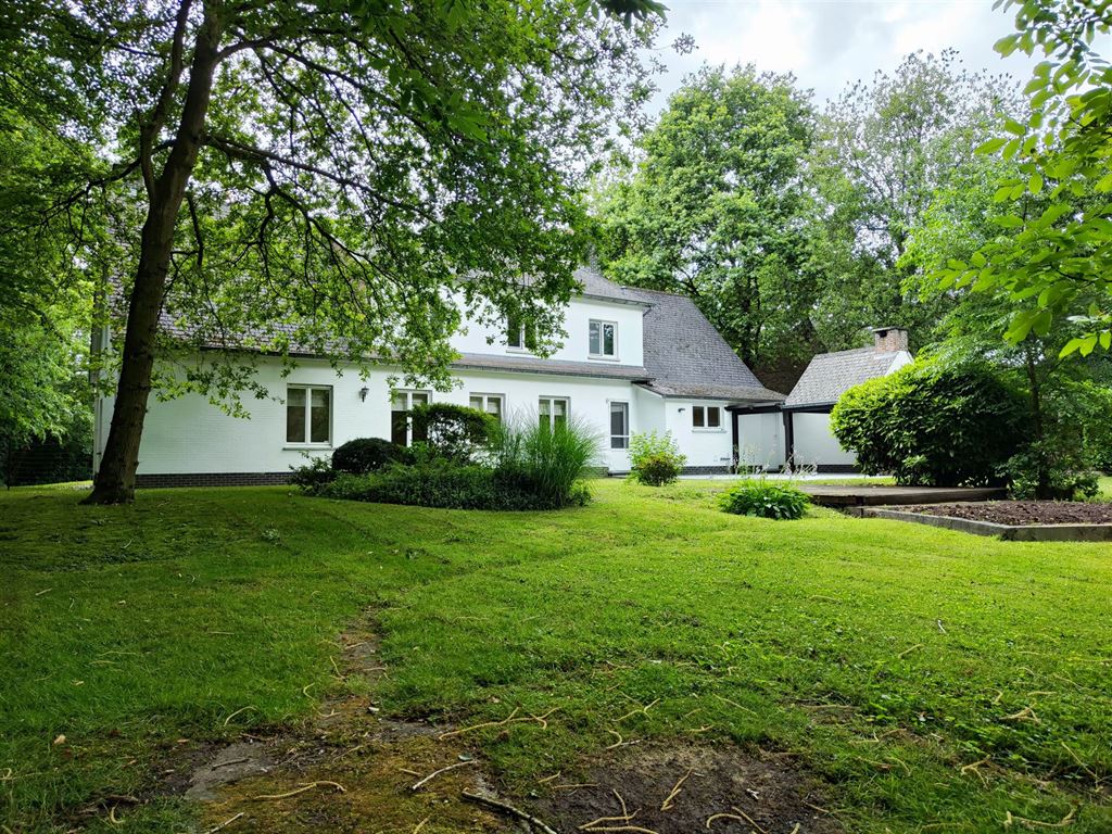 Villa in rustige straat foto 2