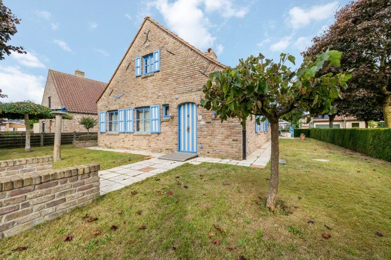 Charmante woning op hoekperceel van 551 ca met veel potentieel foto {{pictureIndex}}