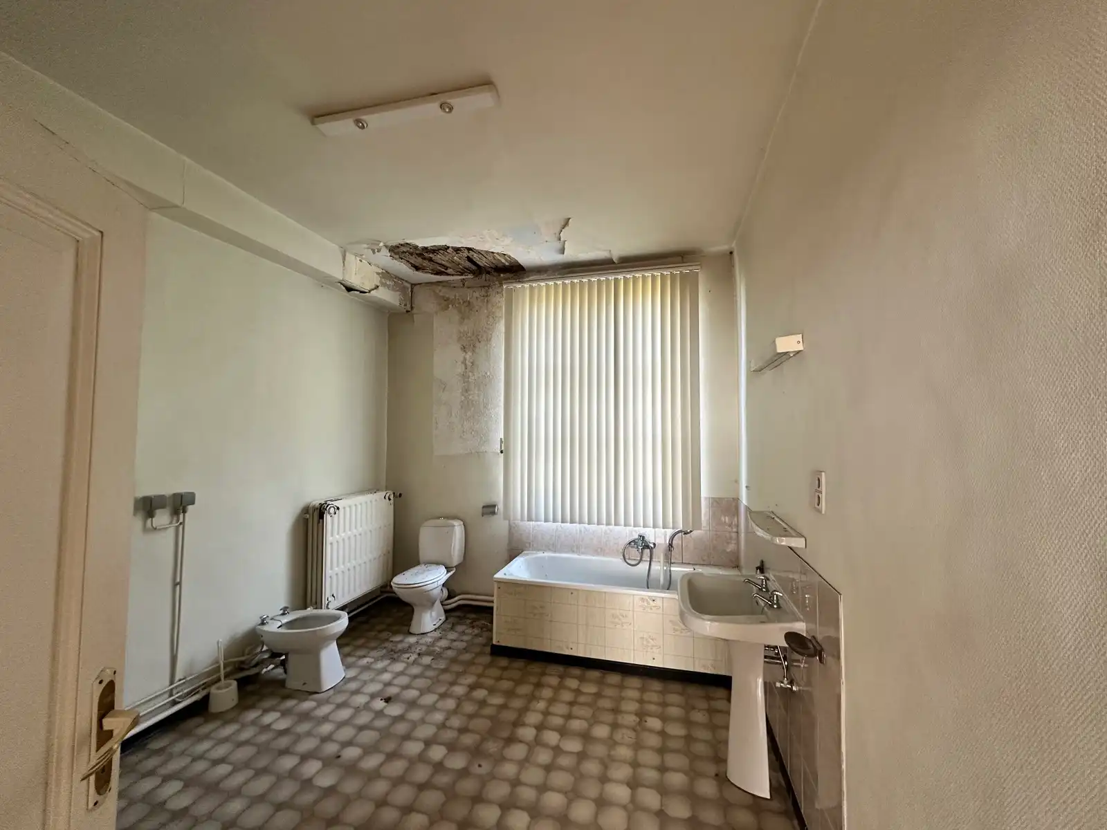 In de schaduw van de kerktoren bevindt zich deze mooie historische idyllische unieke pastorie.   foto 40