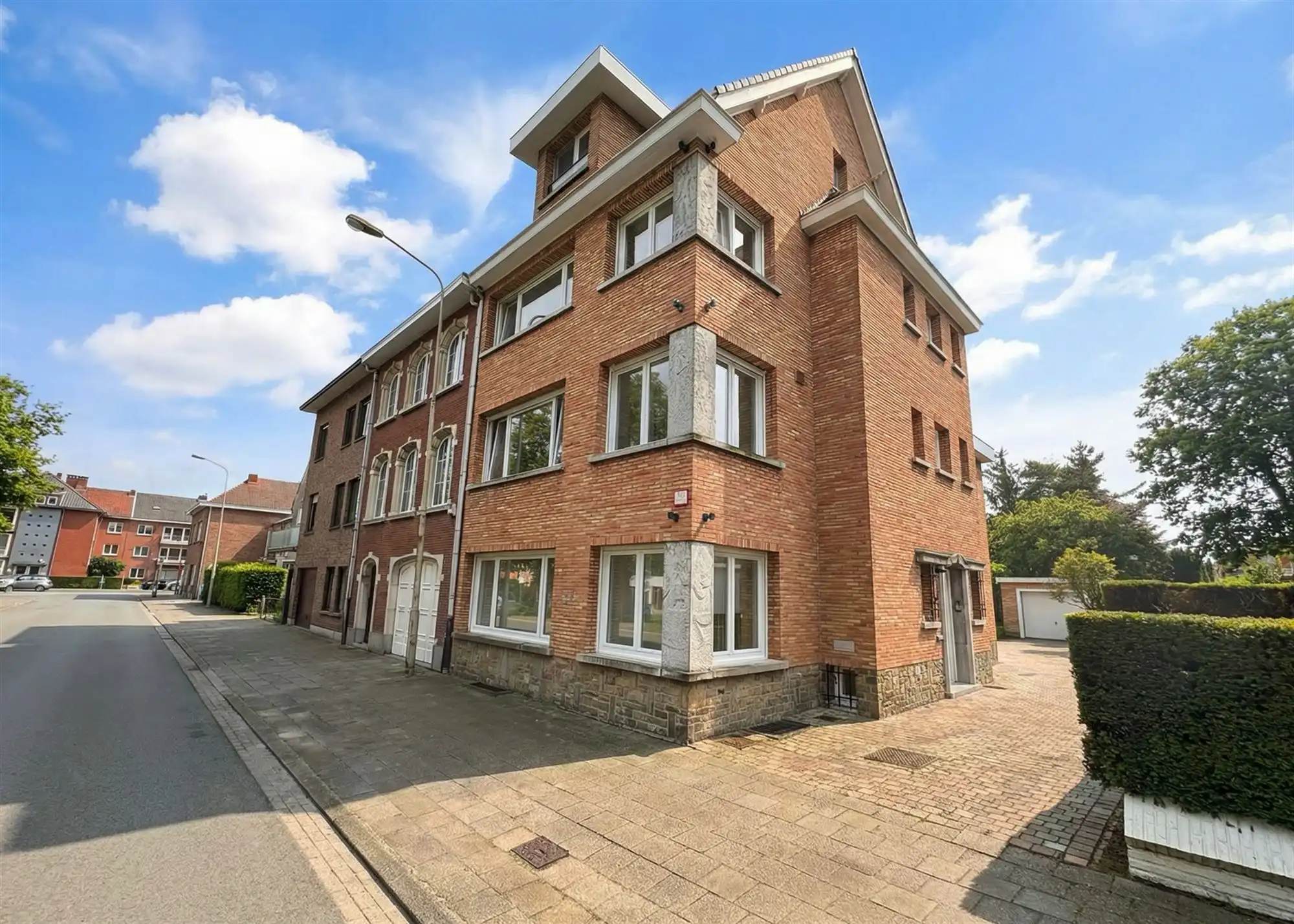 Vrijstaande woning met 3 slpks + mogelijkheid vrij beroep. foto {{pictureIndex}}