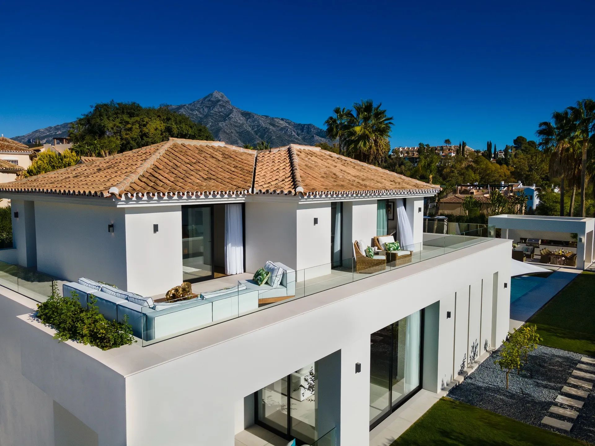Hemels genieten: luxe villa met stijlvol design in de golfvallei! foto {{pictureIndex}}