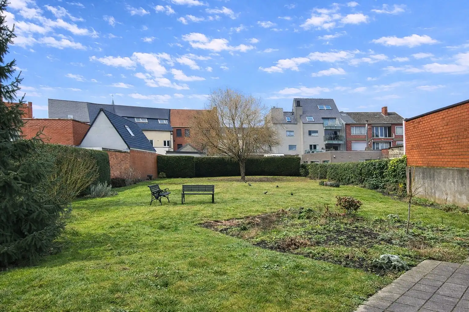 Dit aangename gelijkvloers appartement van bouwjaar 2010 is rustig gelegen in het dorp en biedt comfortabel wonen zonder gemeenschappelijke kosten.  foto 24