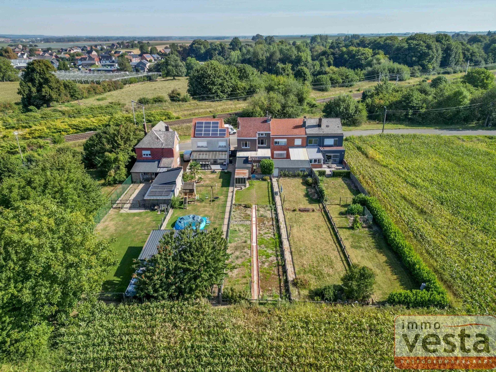 Degelijke dorpswoning nabij het station foto 3