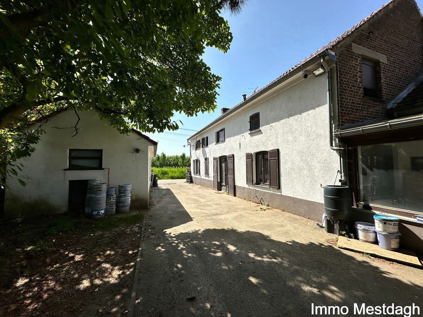 Hoofdfoto van de publicatie: Ruime woning en tuinberging met potentieel in het landelijke Geetbets.