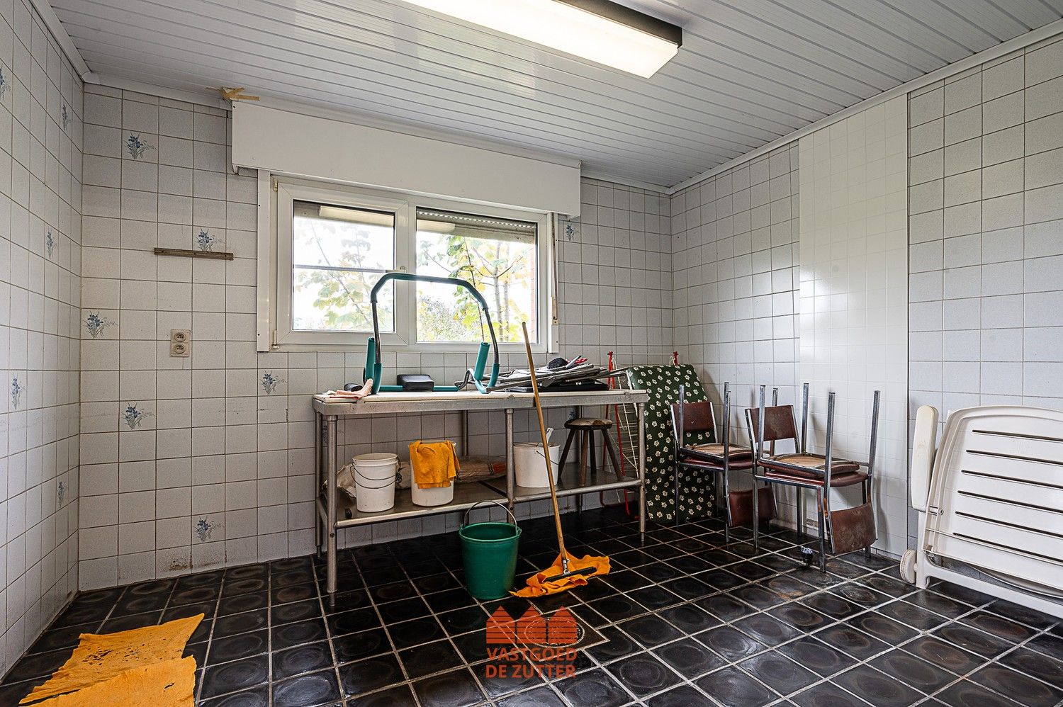 Te renoveren woning met winkel en garage foto 24