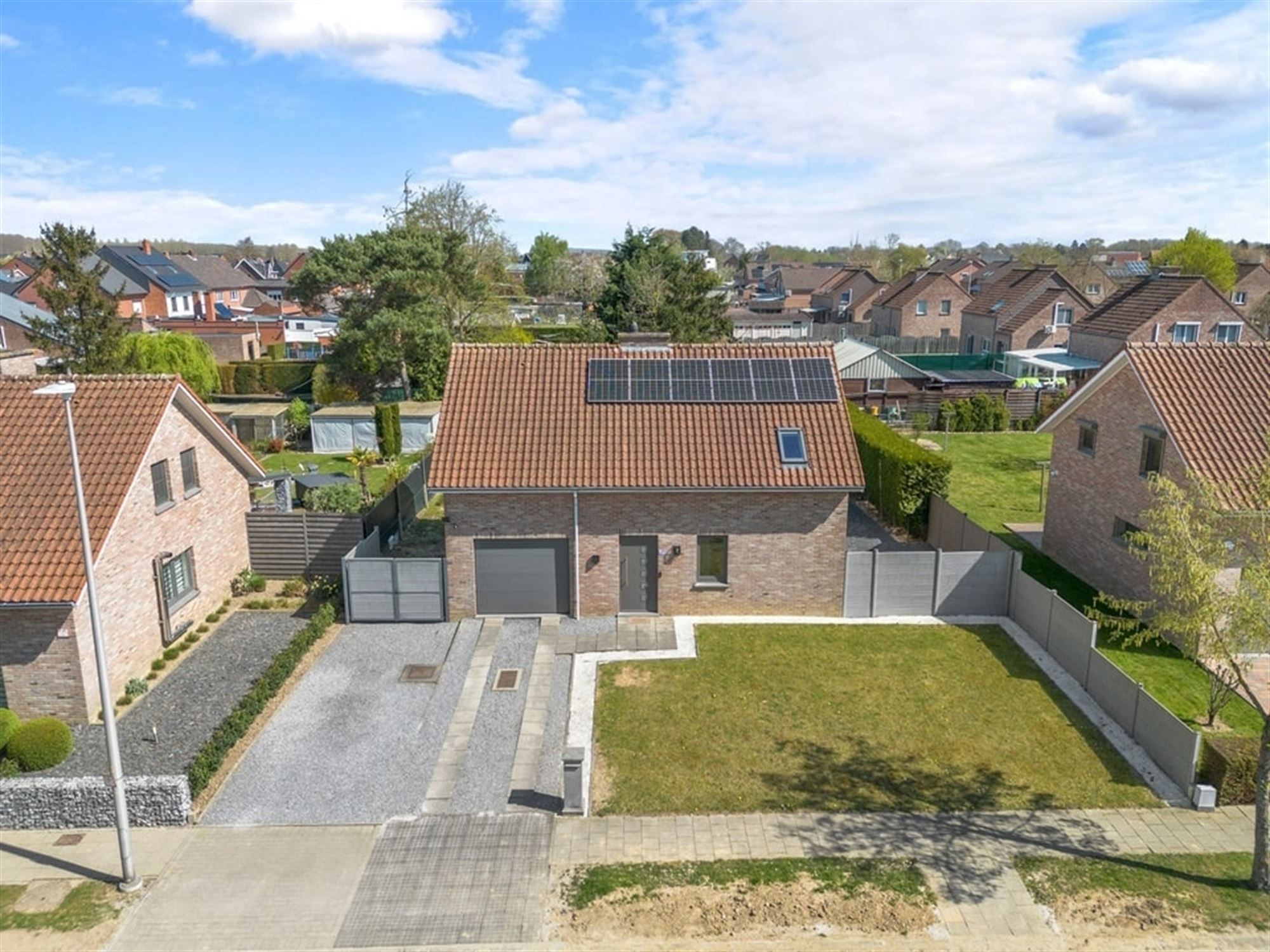 GEZELLIGE GEZINSWONING MET GARAGE OP EEN TOPLOCATIE IN ZEPPEREN  foto 2