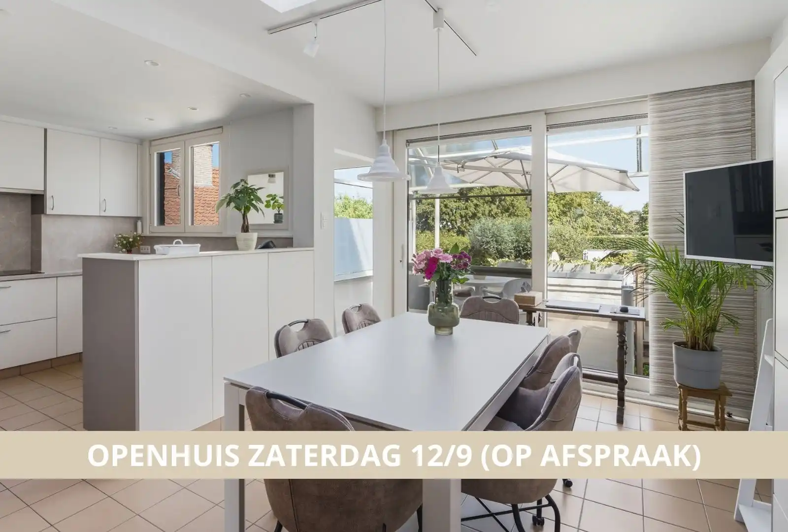 Verzorgde gezinswoning met garage in hartje Sint-Michiels foto {{pictureIndex}}