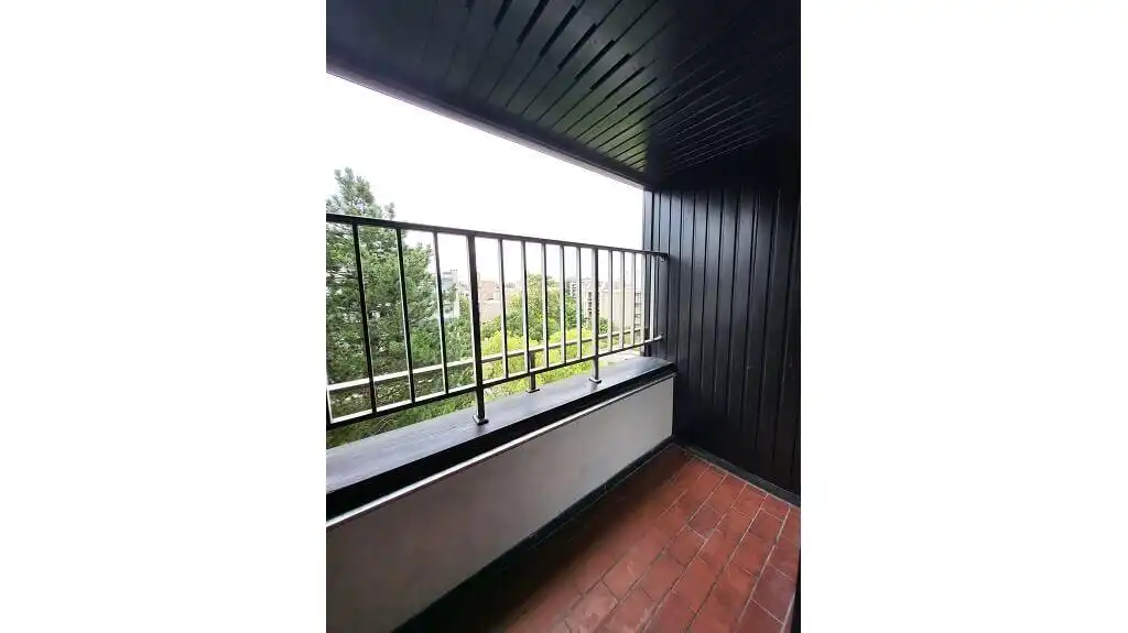 Ruim 2-slaapkamerappartement + Autostandplaats te koop in Assebroek Brugge foto 11