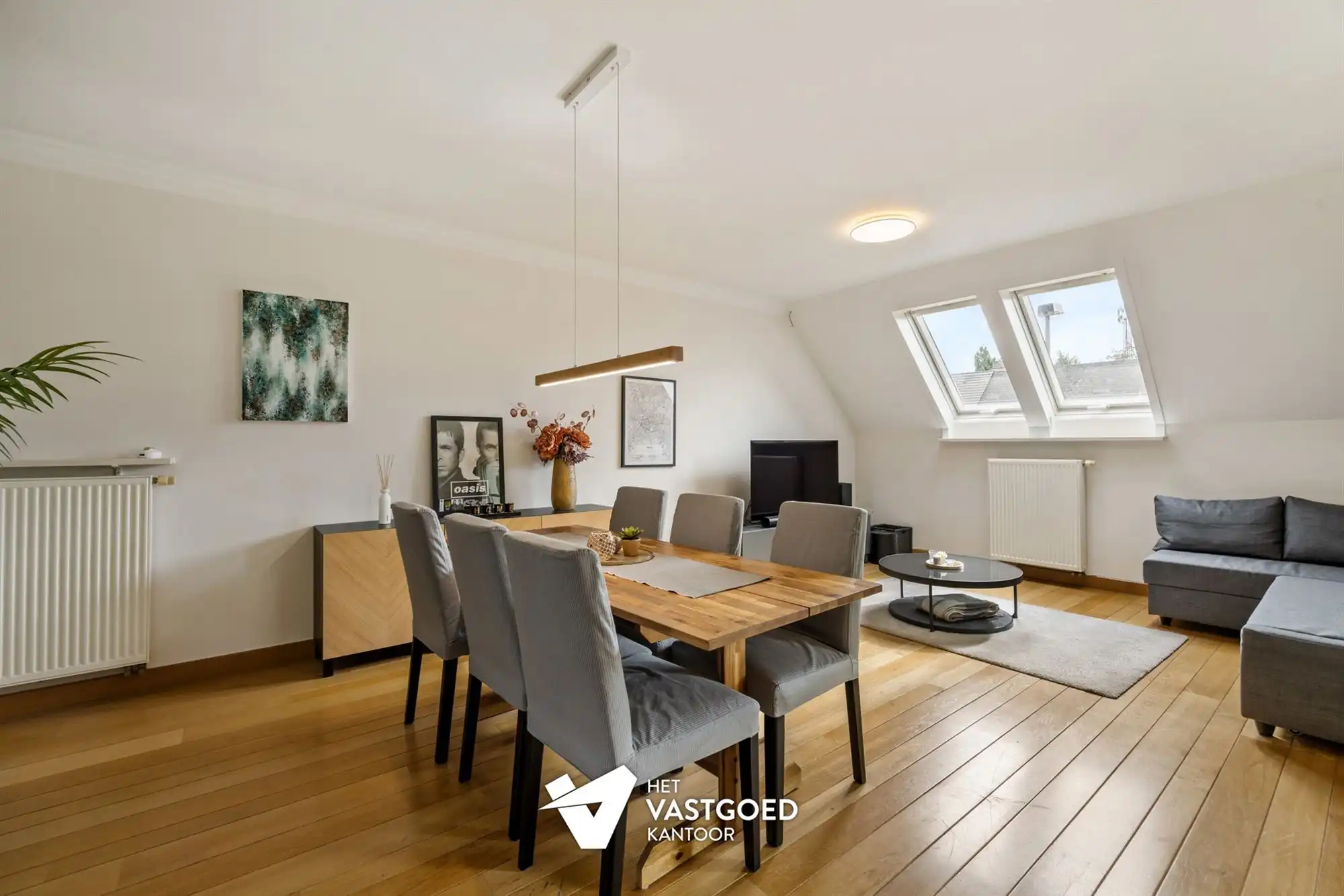 ZEER RUIM DUPLEX APPARTEMENT MET BIJHORENDE AFGESLOTEN GARAGEBOX EN 2 STAANPLAATSEN IN HET CENTRUM VAN OOSTHAM foto 11