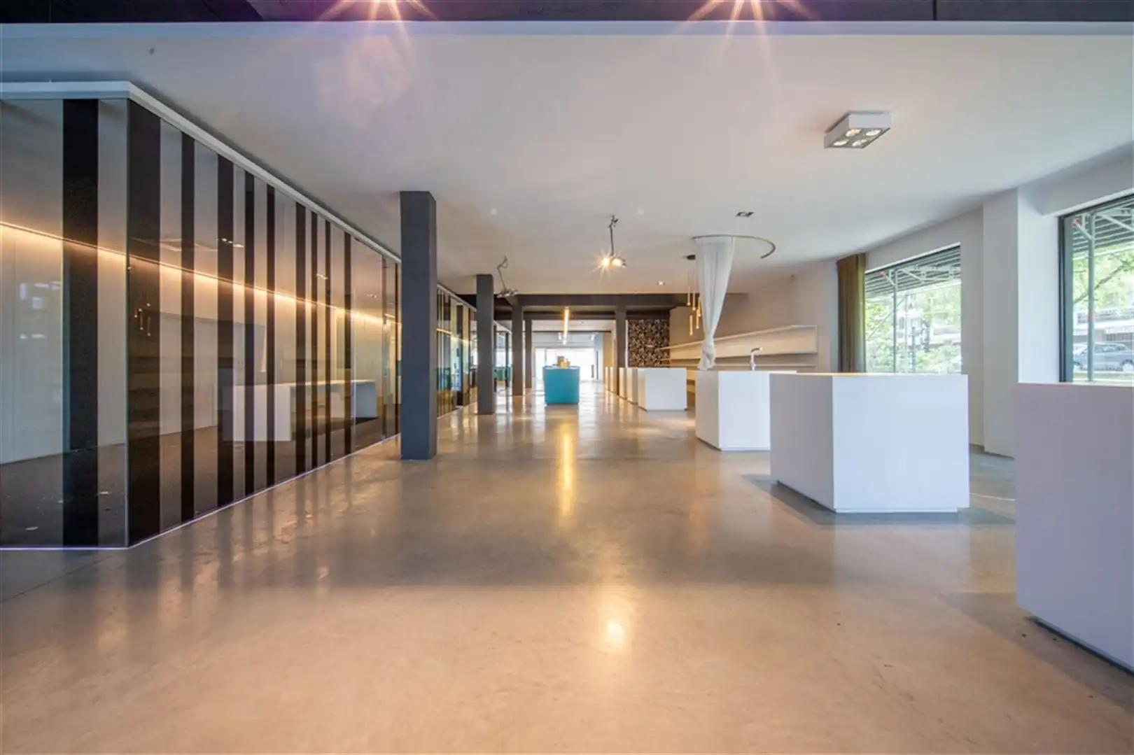 Gelijkvloers kantoor met parking te koop foto 5