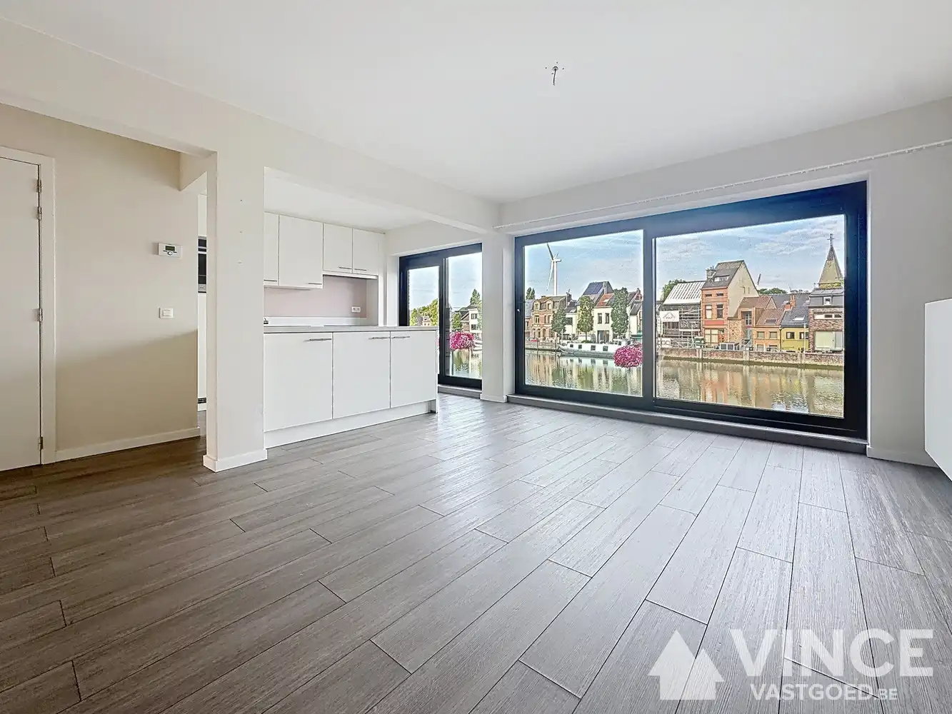 Lichtrijk appartement met uniek zicht op de vaart en ruim terras foto 3