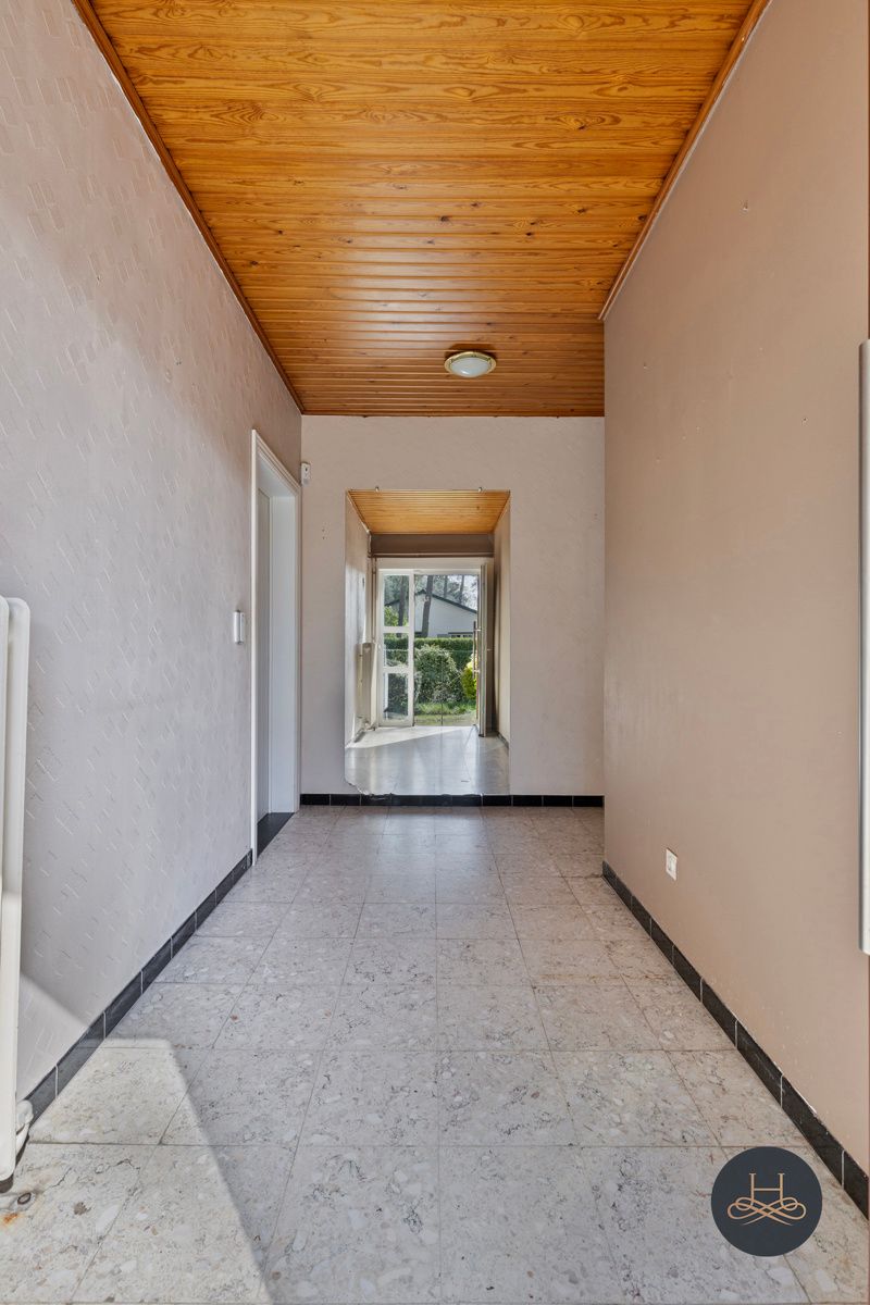 In het groen gelegen openstaande en te renoveren woning  foto 4