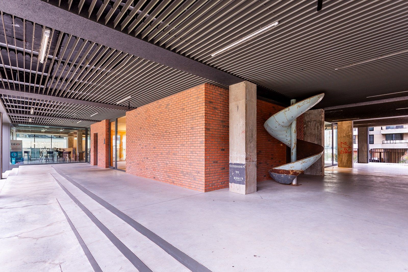 Stadsvibe en rust: energiezuinig appartement met terras foto 14