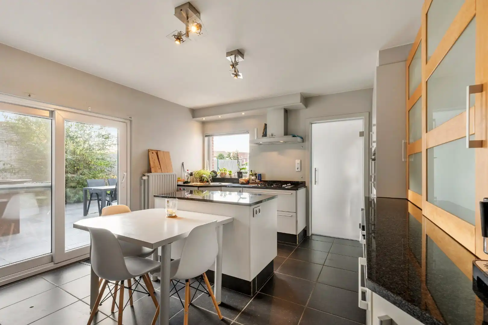 Verrassend ruime, instapklare woning met garage en zuidgerichte tuin in Geluwe foto 4