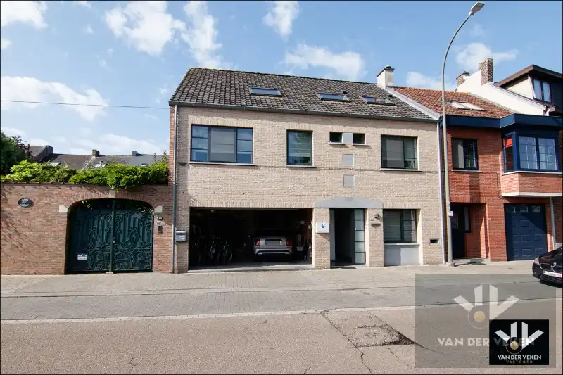 Energiezuinige, instapklare en ruime praktijkwoning met ideale ligging, tal van mogelijkheden en dubbele garage foto {{pictureIndex}}