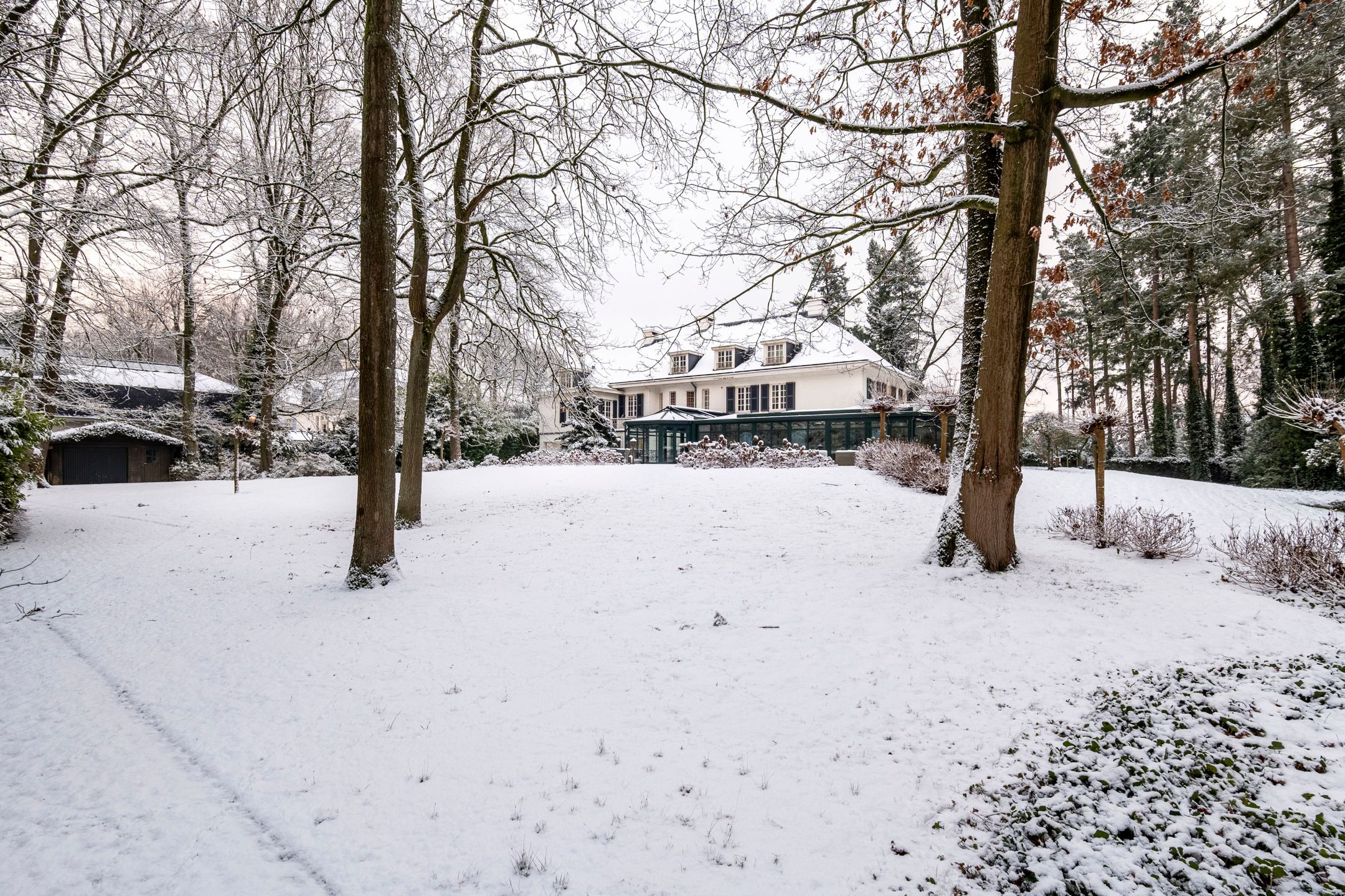Villa met binnenzwembad en conciërgerie op riant perceel foto 28