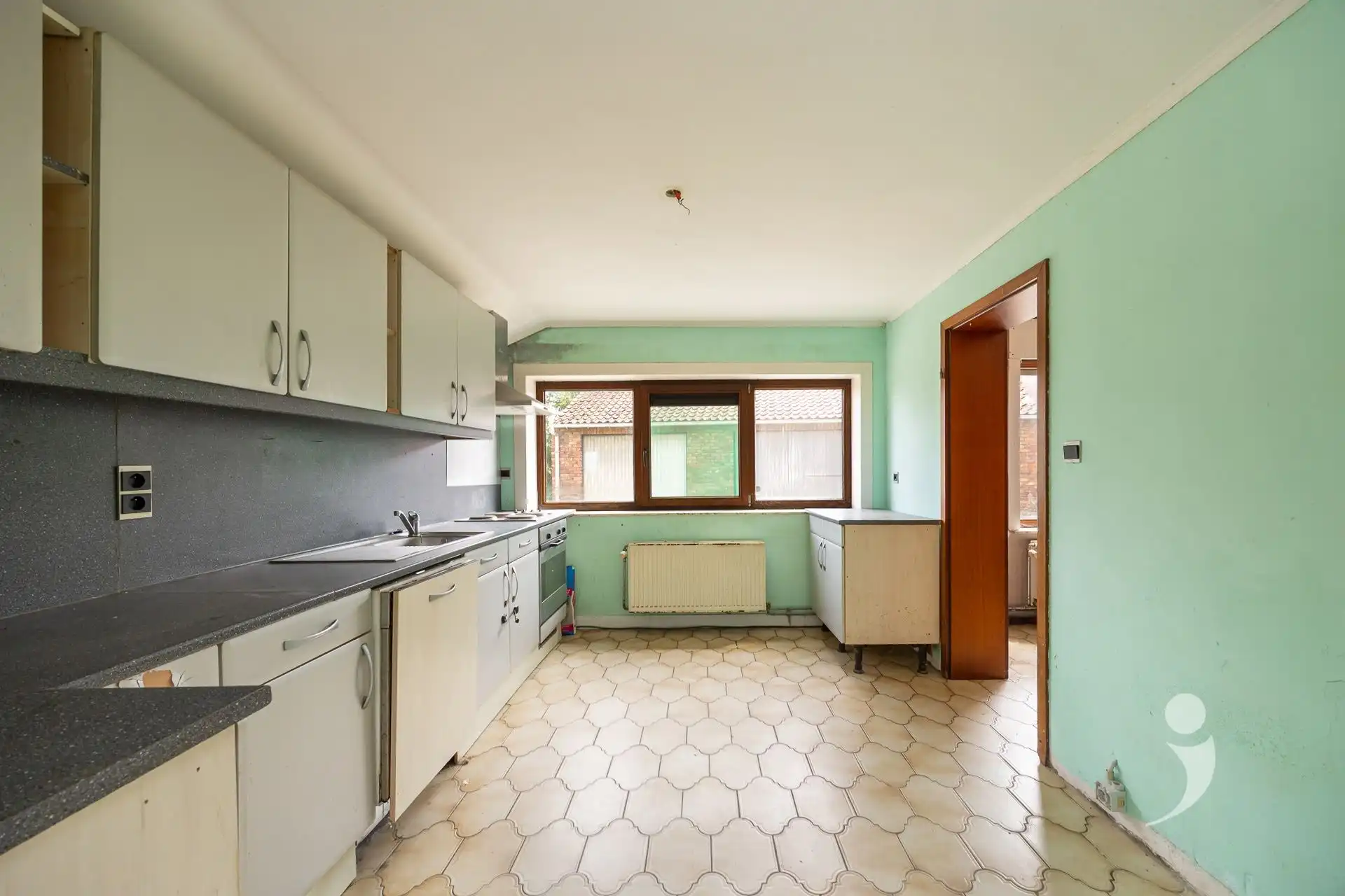 Te renoveren woning met veel potentiëel foto 17