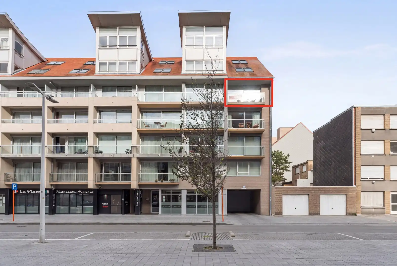 Modern gemeubeld 2 slaapkamerappartement met garage TE KOOP foto 19