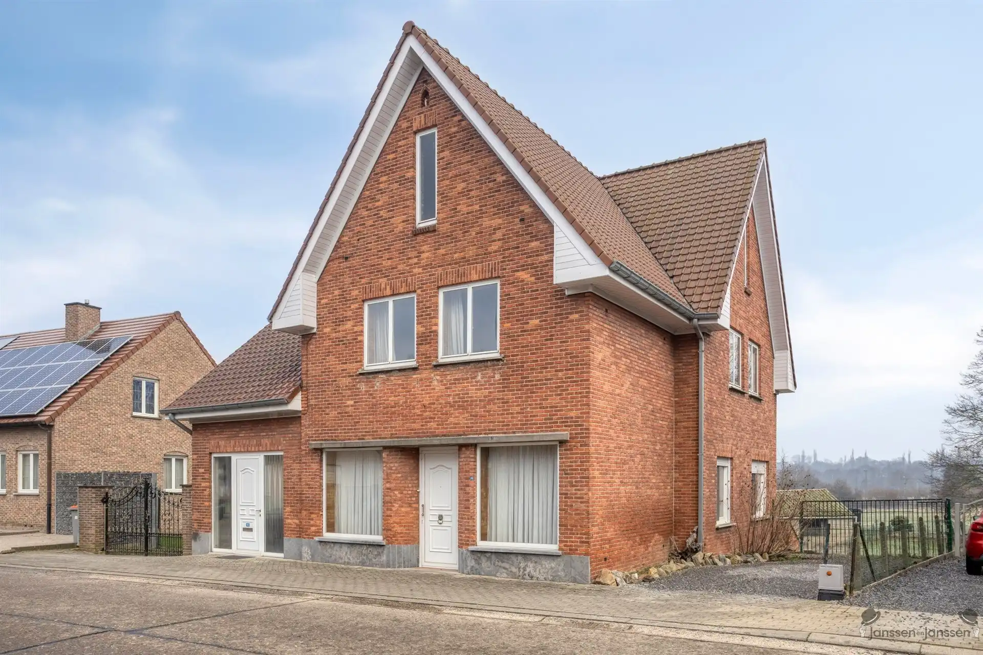 Ruime renovatiewoning met polyvalente bijgebouwen foto 2