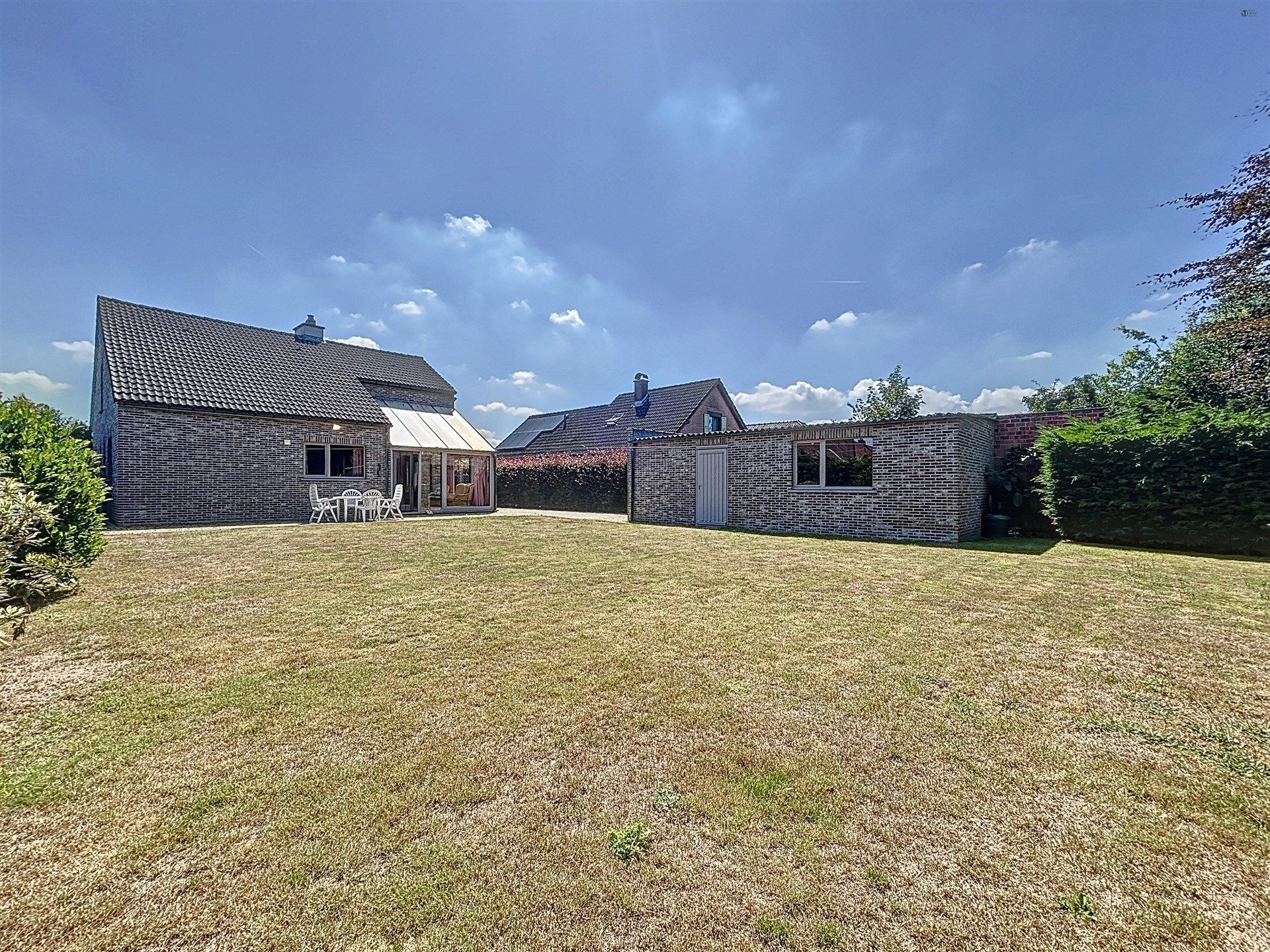 Rustig gelegen en instapklare open bebouwing (type bungalow)  met garage op perceel van 885m²  foto 15