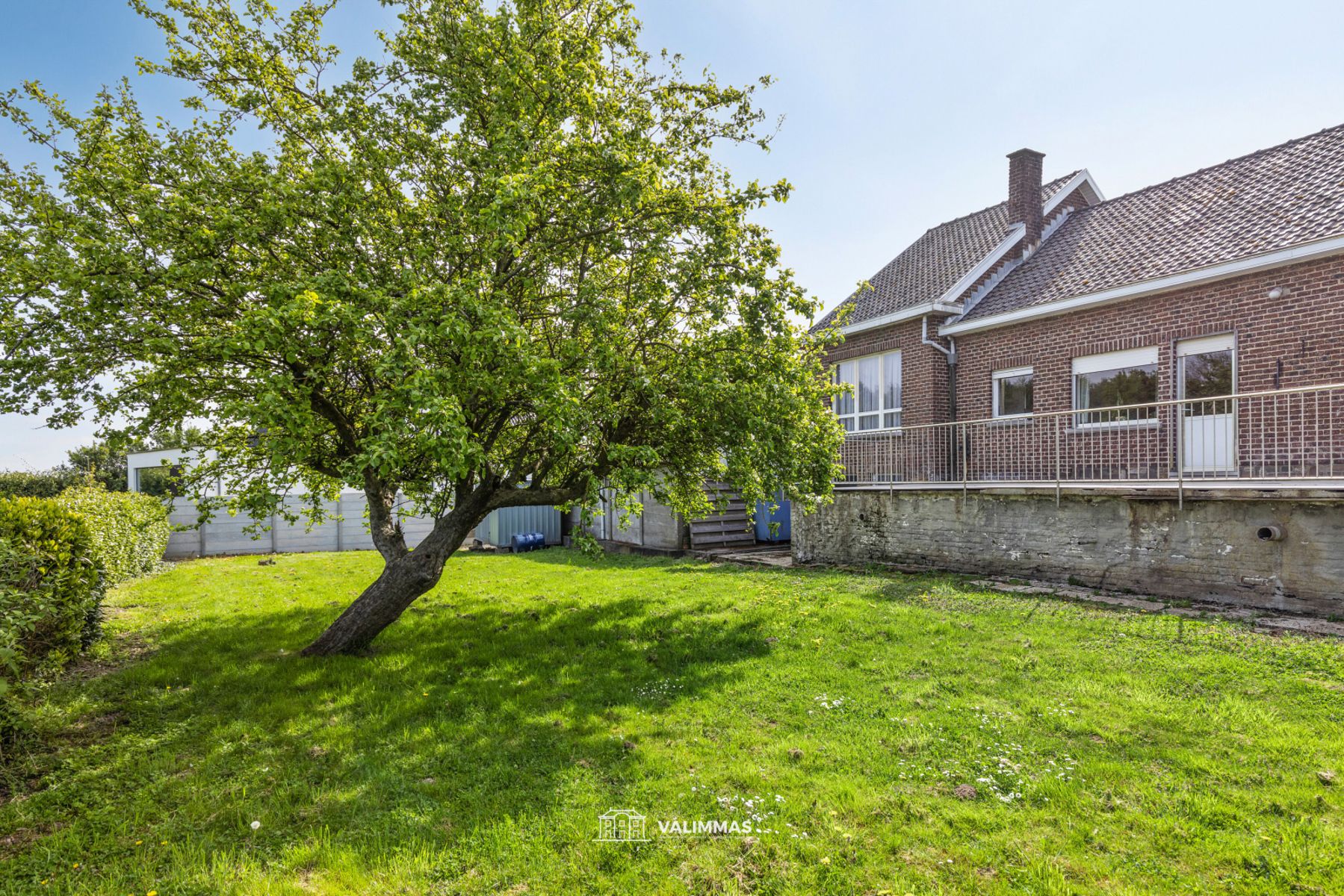 Ruime alleenstaande woning op ± 22 are, met atelier en tuin foto 7