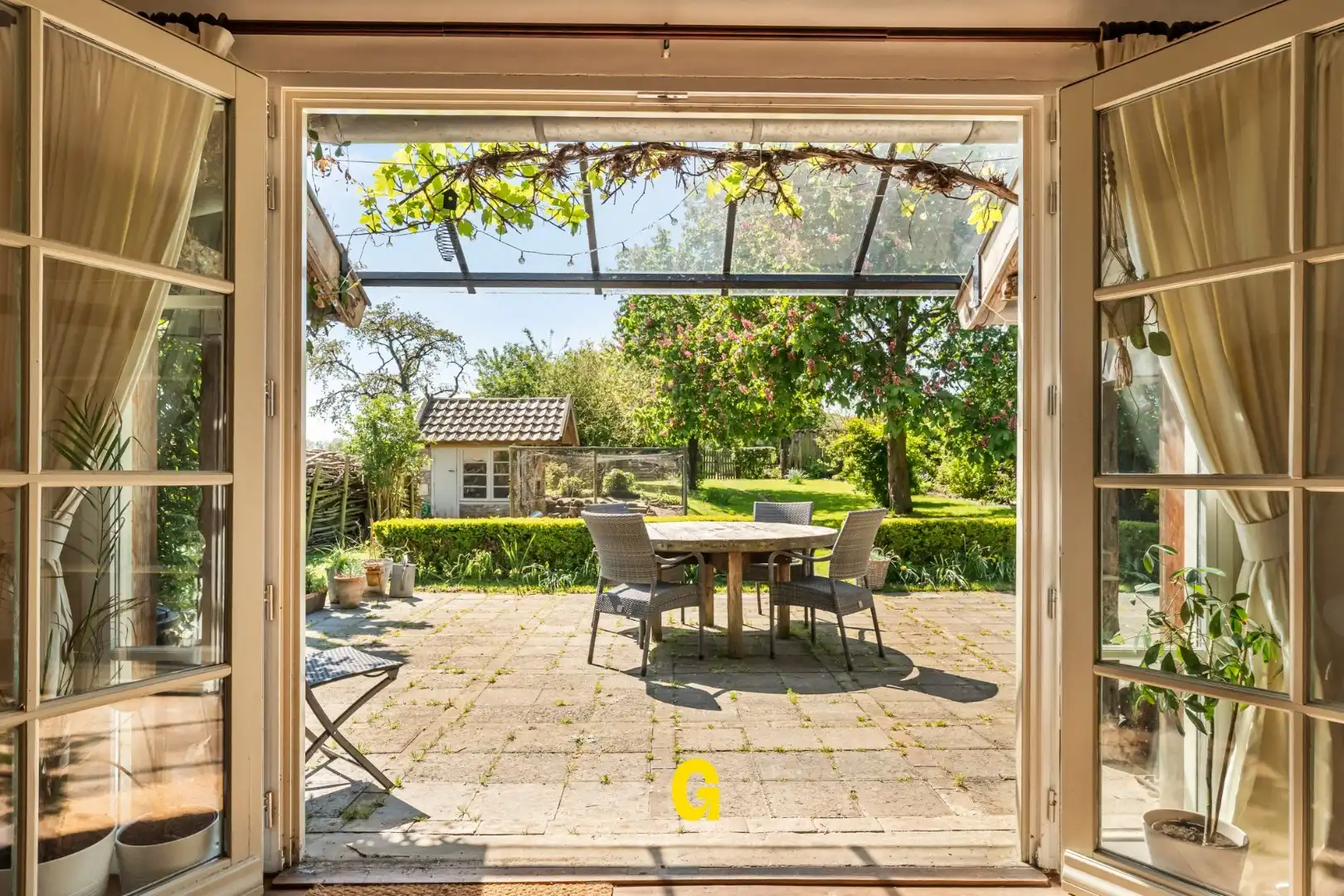 Uitzonderlijke gerestaureerde vakwerkwoning met zuidwest gerichte tuin op 13 a 79ca met weidse zichten op de achterliggende velden.  foto 7