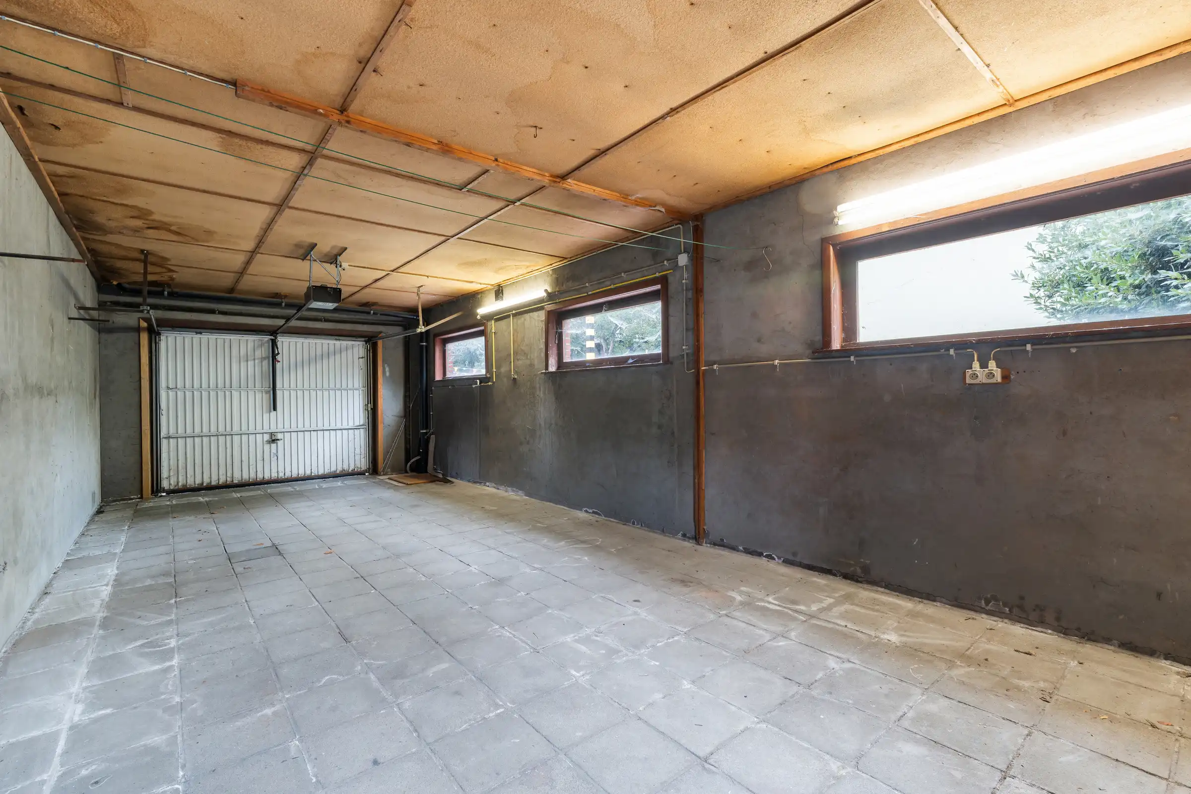 Voormalige pastorij op 520 m² met garage foto 17