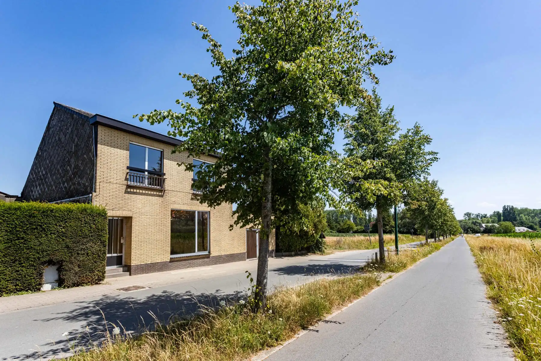 Hoofdfoto van de publicatie: Te renoveren woning met grote tuin en atelier op toplocatie!