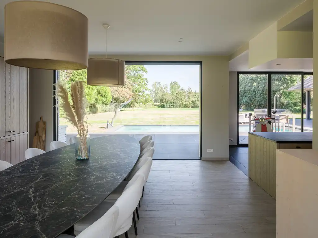 Imposante villa (BJ 2015) met onder meer een buitenzwembad en een sfeervol ingericht bijgebouw met sauna foto 11