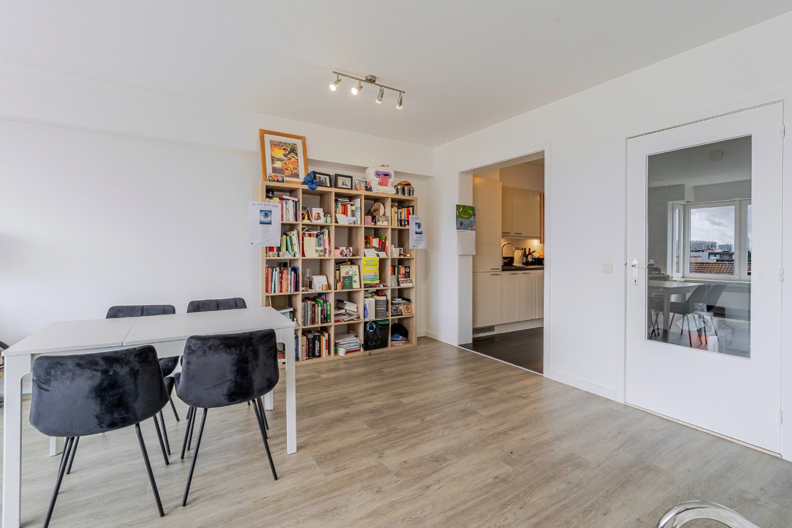 Instapklaar appartement te koop in Oostende met EPC-label B. 93 m², 2 badkamers, terras, streepje zeezicht en onderhoudsvriendelijke vinyl-laminaatvloer. foto 4