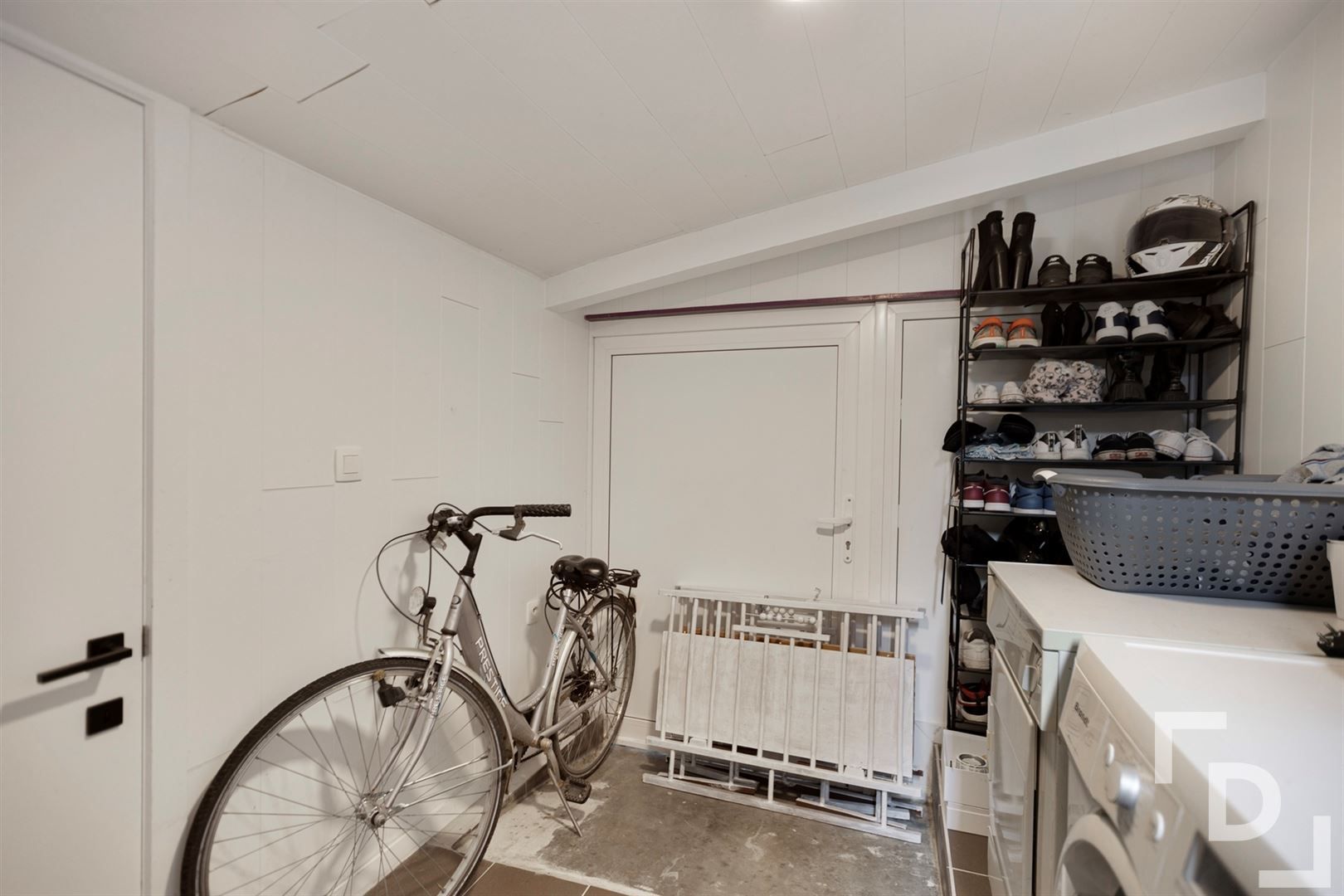 Volledig gerenoveerd, compact huis in Vlamertinge. foto 17