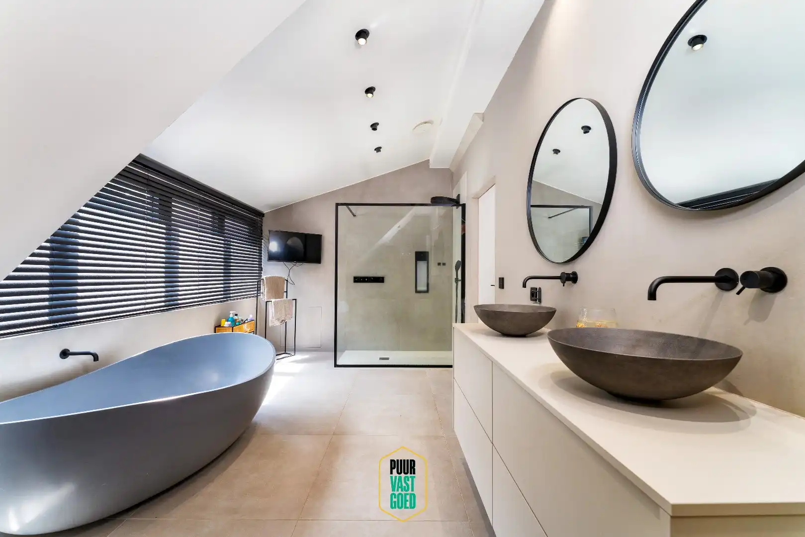 Knap gerenoveerde villa in uitgestrekte tuin foto 19