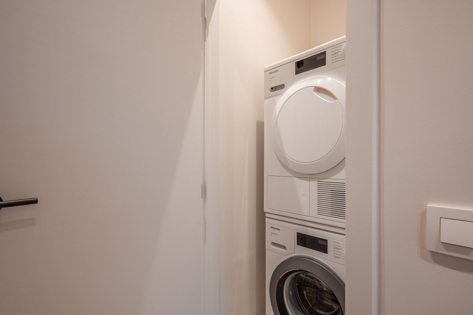 Heel smaakvol gerenoveerd hoek-appartement, rustig gelegen langs de J. Nellenslaan nabij de zee. foto 18