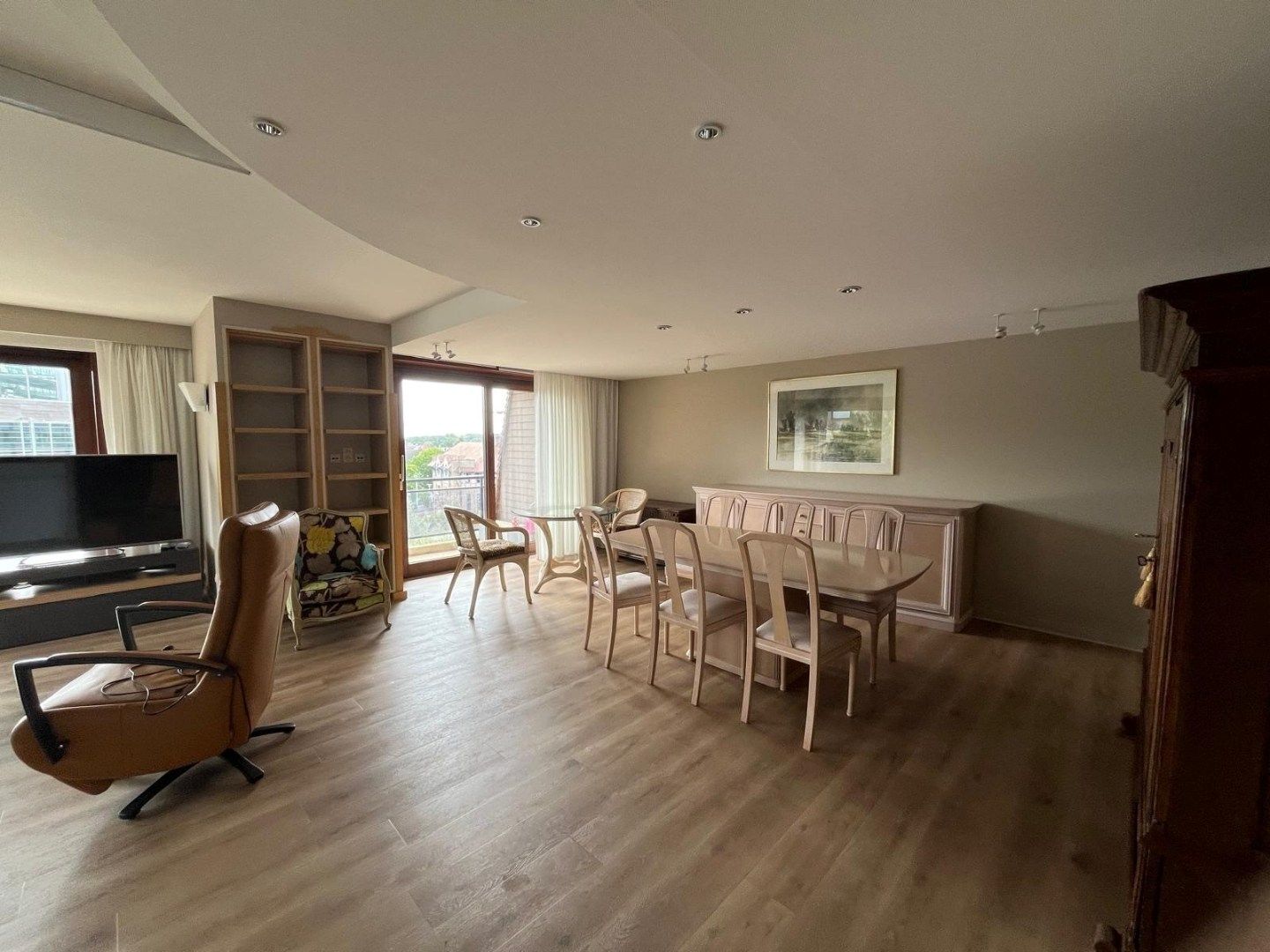 VOLUMINEUS APPARTEMENT IN HARTJE VAN KOKSIJDE foto {{pictureIndex}}
