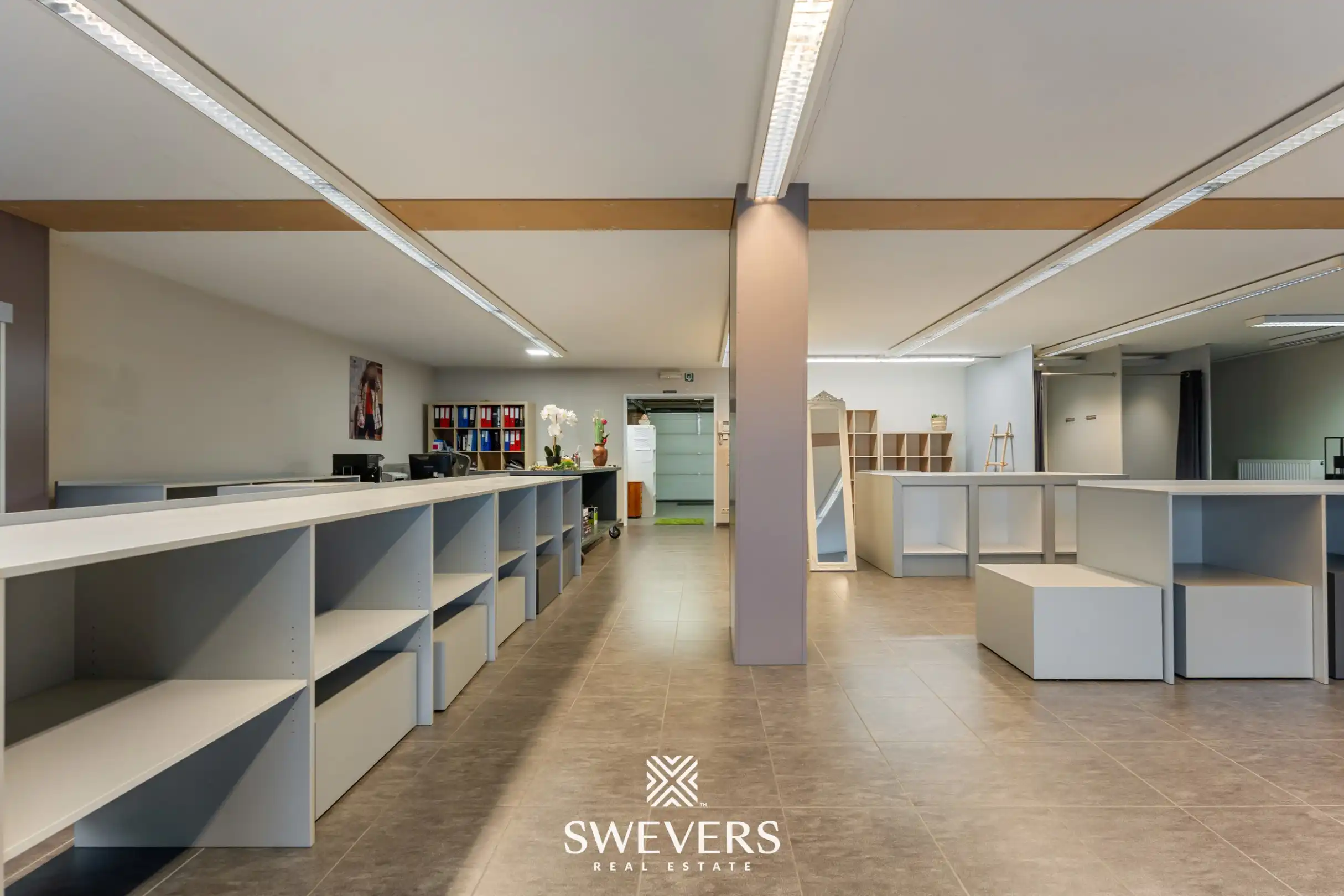 Opbrengsteigendom met handelspand, ruim appartement en uitbreidingspotentieel in hartje Heusden-Zolder foto 5