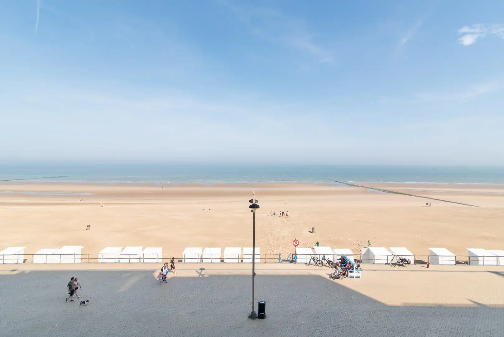 Lichtrijk appartement met panoramisch zeezicht aan de kust foto 18