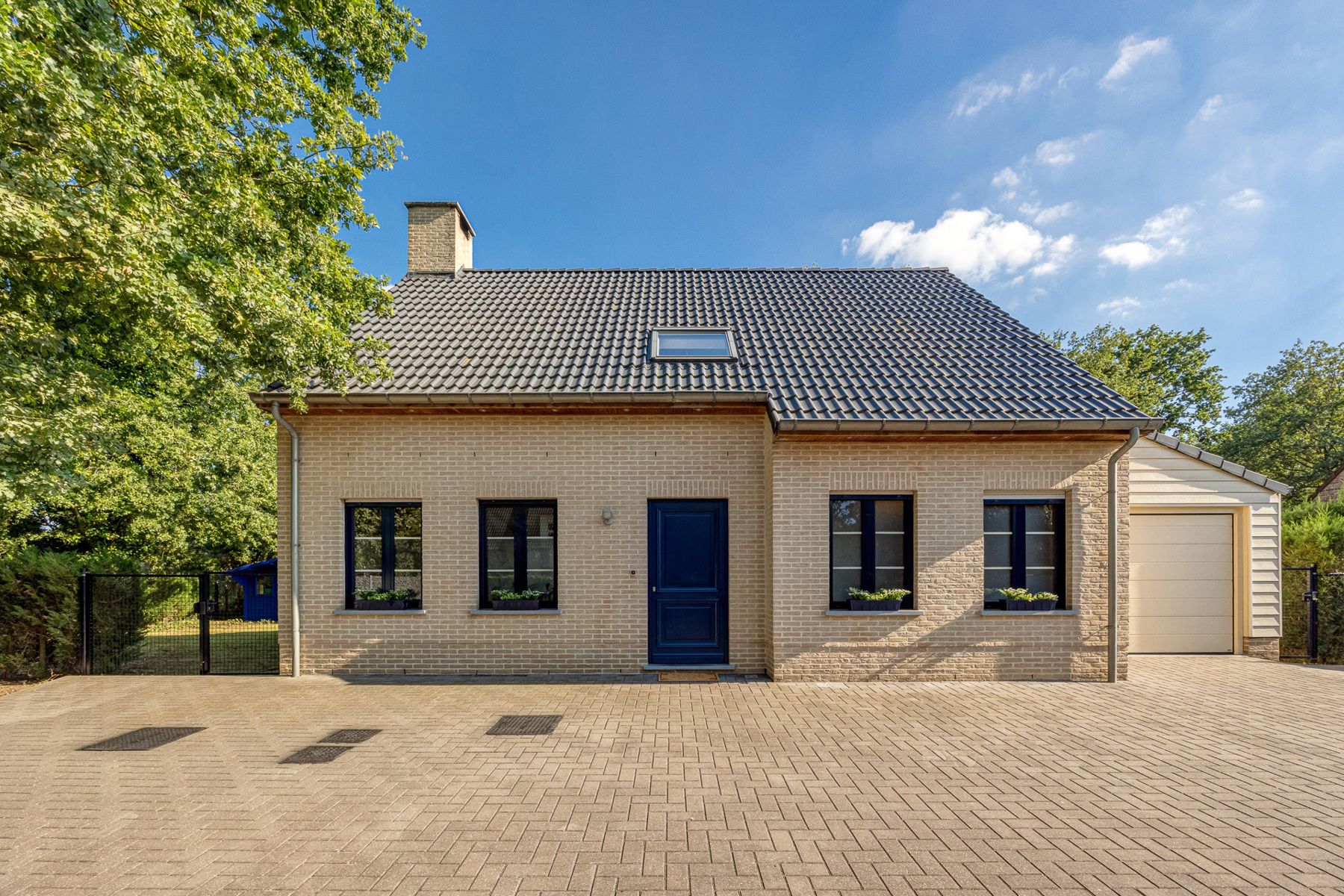 Woning met 5 slaap- + 2 badkamers op de grens met Brasschaat foto {{pictureIndex}}