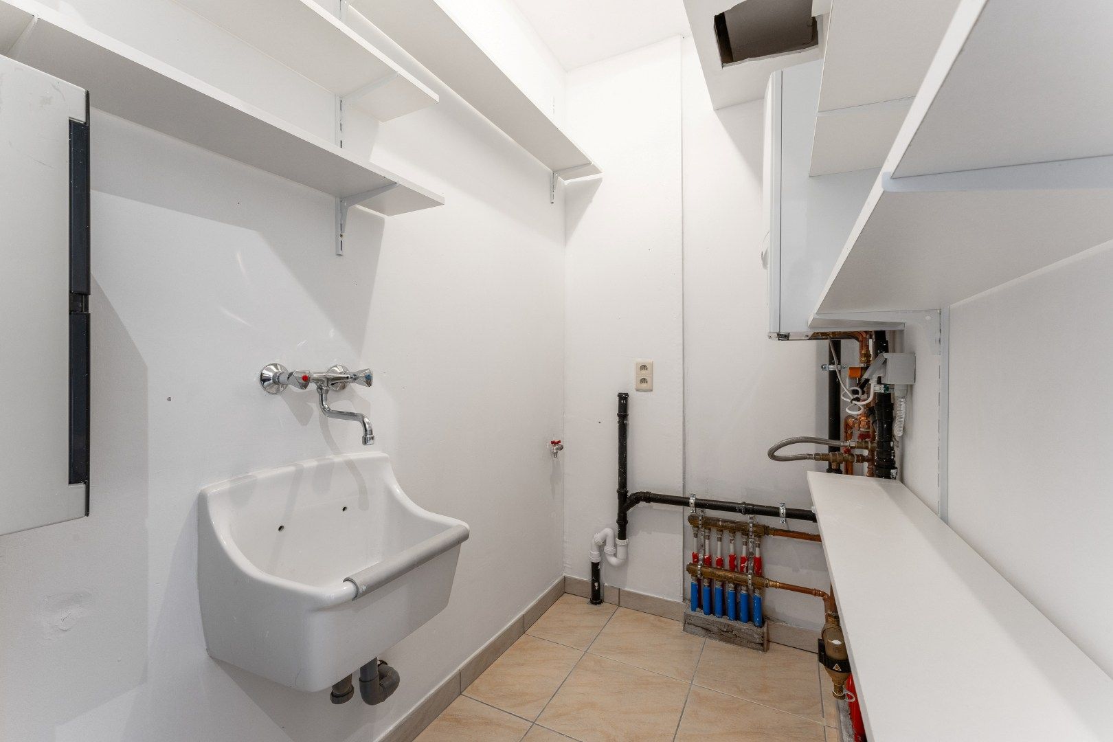 Recent & lichtrijk appartement (incl. autostaanplaats!) gelegen nabij de Bijloke site in Gent met zicht op de Leie.  foto 9