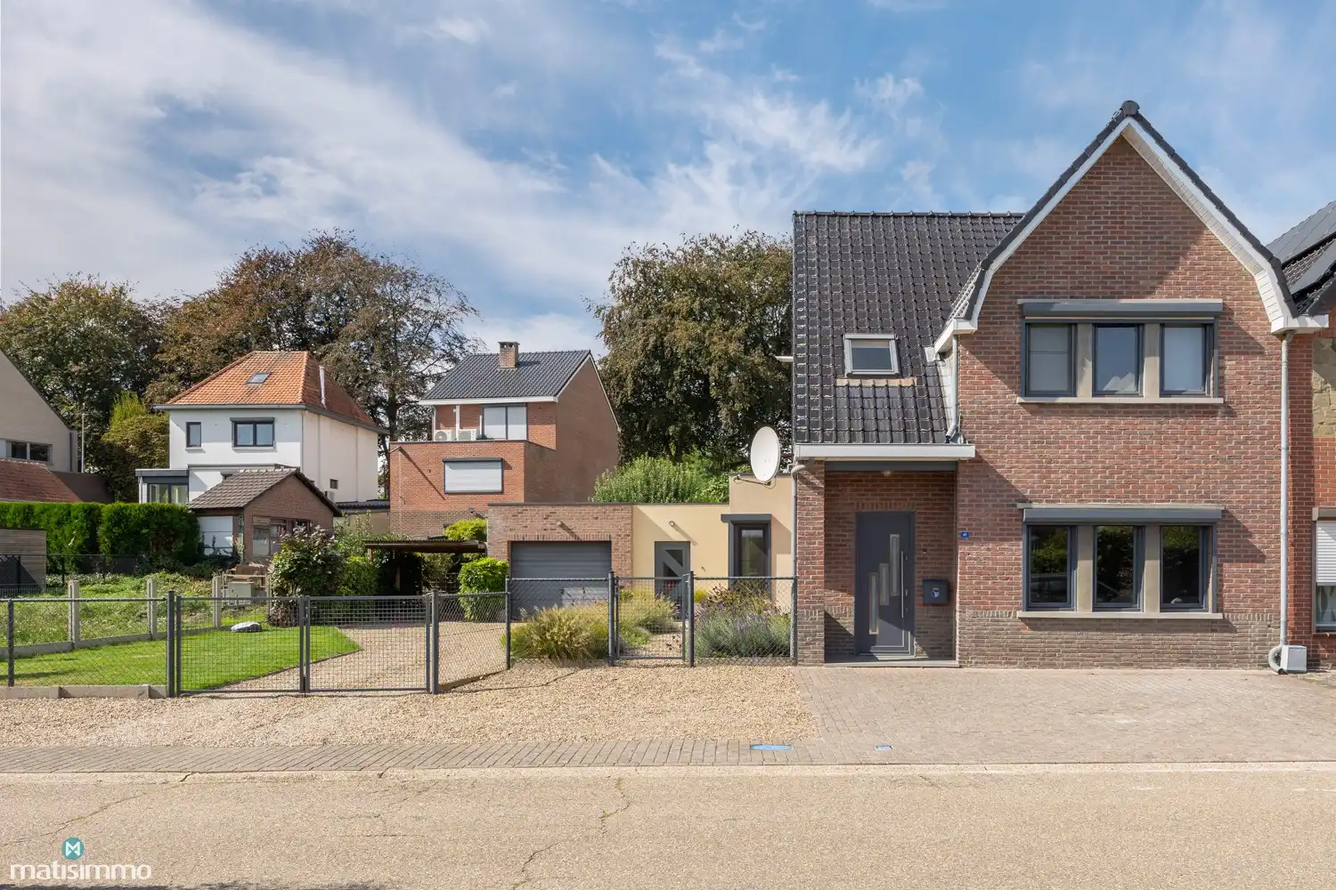 INSTAPKLAAR GERENOVEERDE WONING MET 3 SLAAPKAMERS, GARAGE, CARPORT EN PRACHTIGE TUIN NABIJ HET KANAAL EN DE MAAS IN LANAKEN foto 47