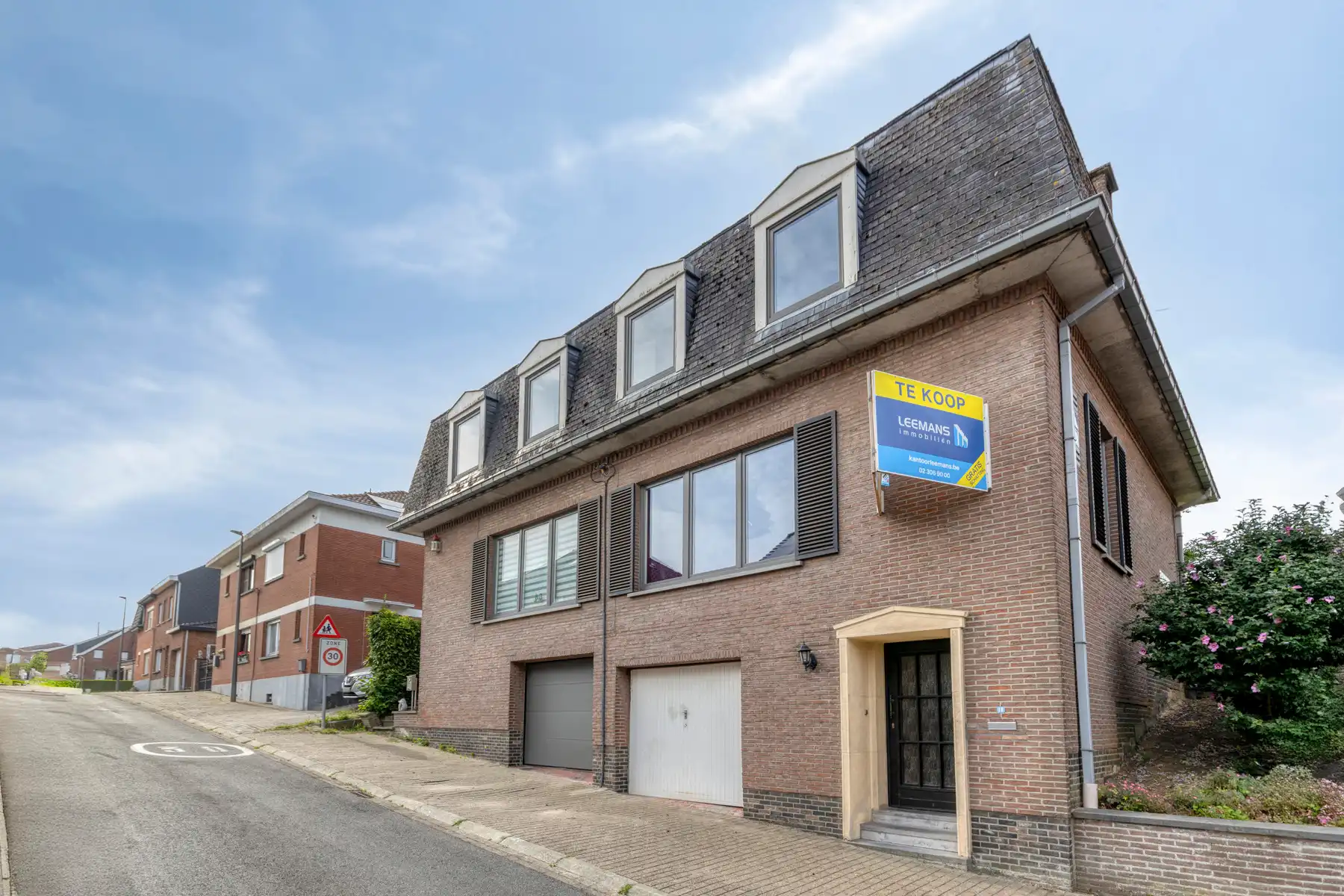 Hoofdfoto van de publicatie: Ruime familiewoning (HOB) met garage en tuin!